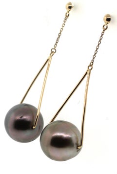 Hakimoto 12 mm Tahiti-Ohrringe aus 18 Karat Gelbgold mit baumelndem Diamanten