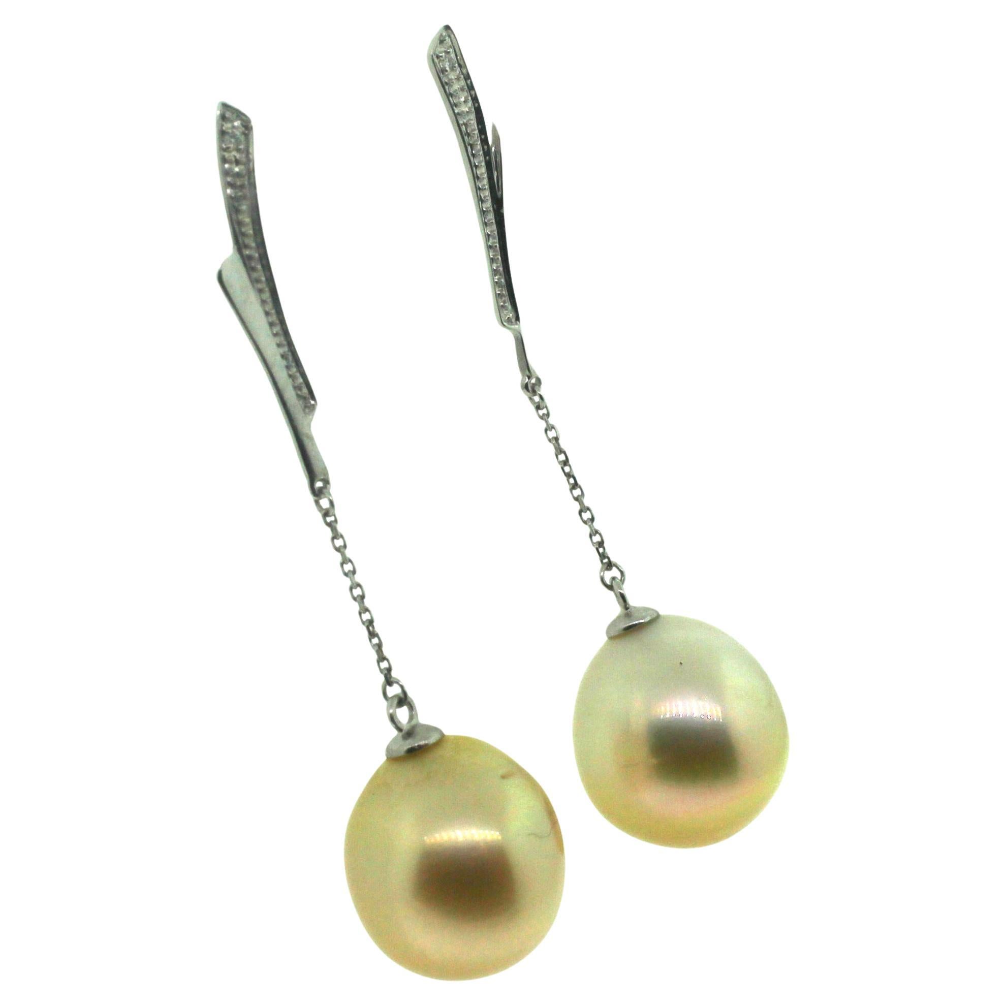 Hakimoto By Jewel Of Ocean
18K Yellow Gold and Diamond 
Natural Color South Sea Cultured Pearl Earrings.
Total item weight 7 grams
Featuring Round Brilliant Diamonds
14-13mm South Sea Cultured Pearls
18K Yellow Gold High Polish
Orient: Very