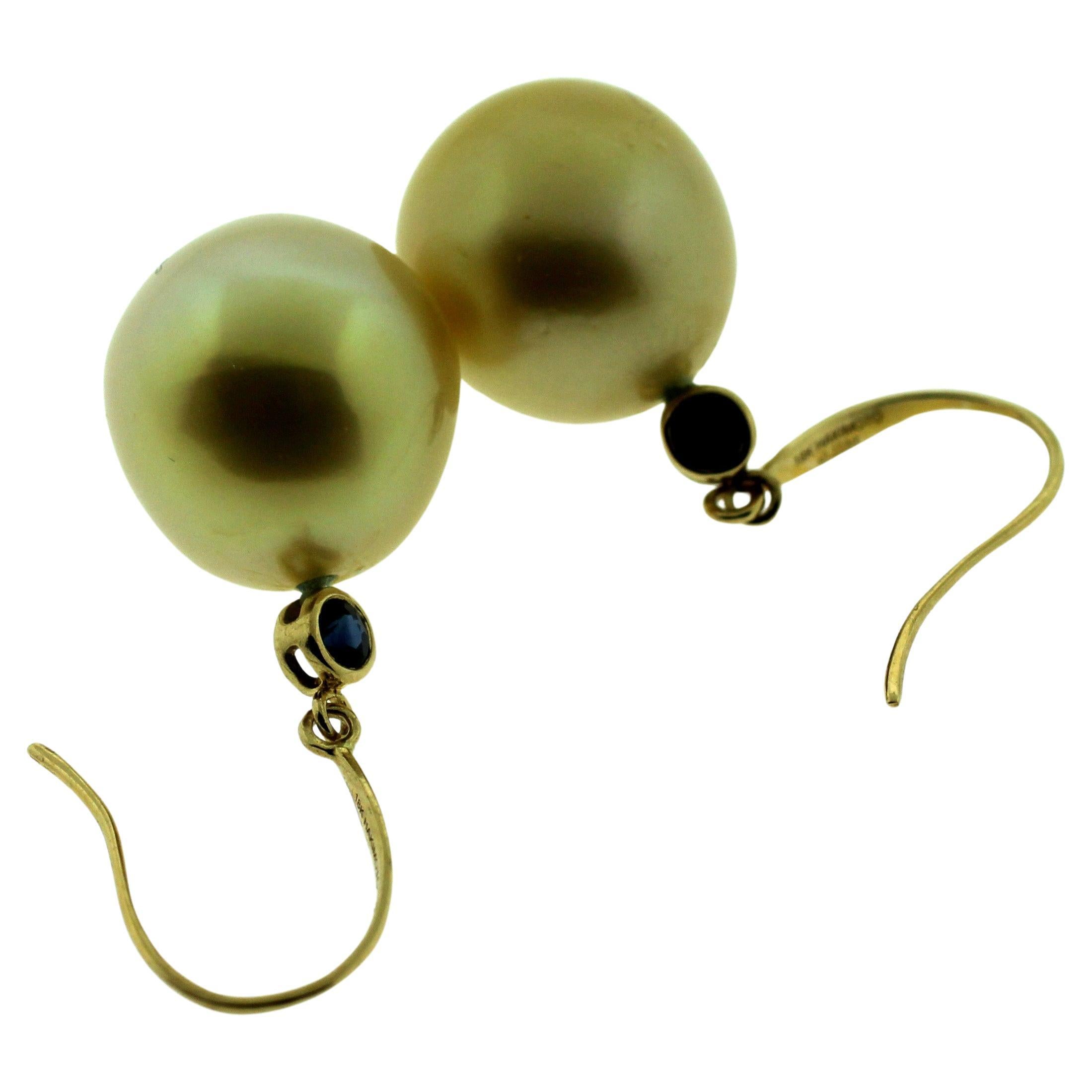 Hakimoto 13 mm Perfect Golden pearl 18k Saphhire Earrings In New Condition For Sale In New York, NY