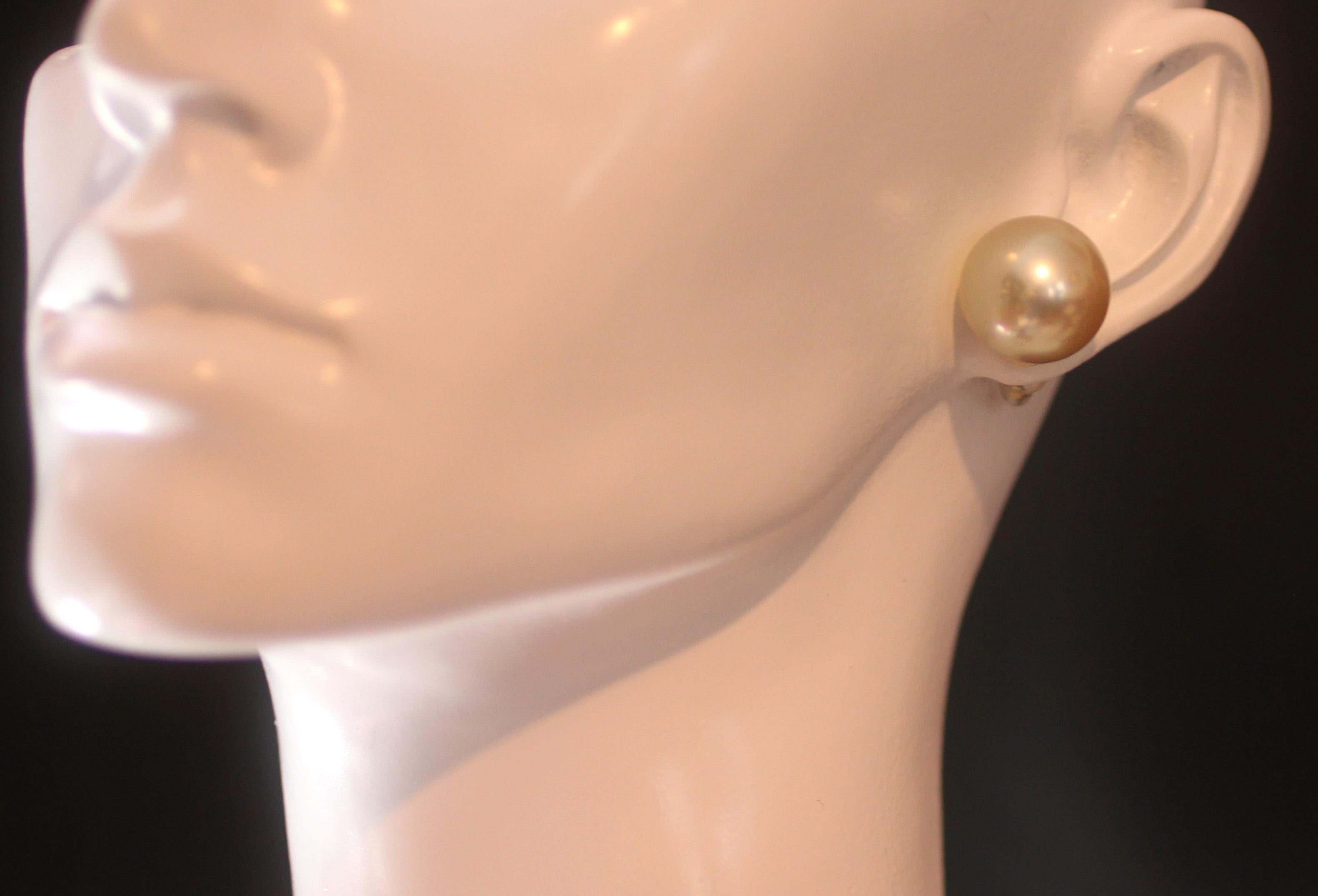 Hakimoto 13 mm White South Sea Pearl 18K Stud Earrings In New Condition For Sale In New York, NY