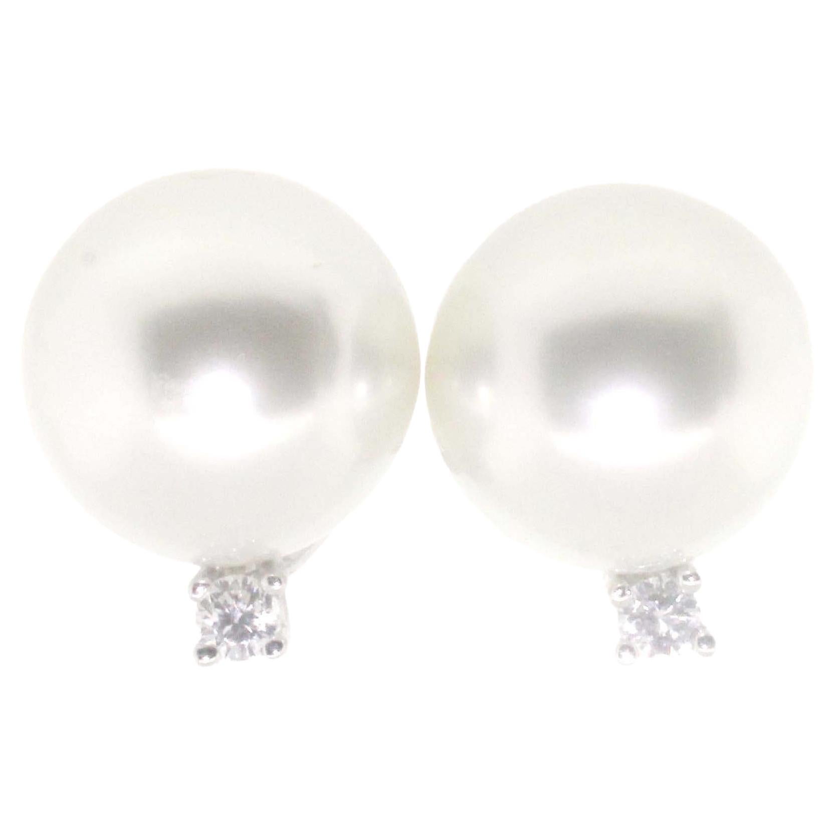 Hakimoto By Jewel Of Ocean South Sea Pearl Diamond Earring
13 mm South Sea Pearl
18K White Gold Made In Germany Clip without Post Earrings
All measurements and sizes and color And description are approximate 

