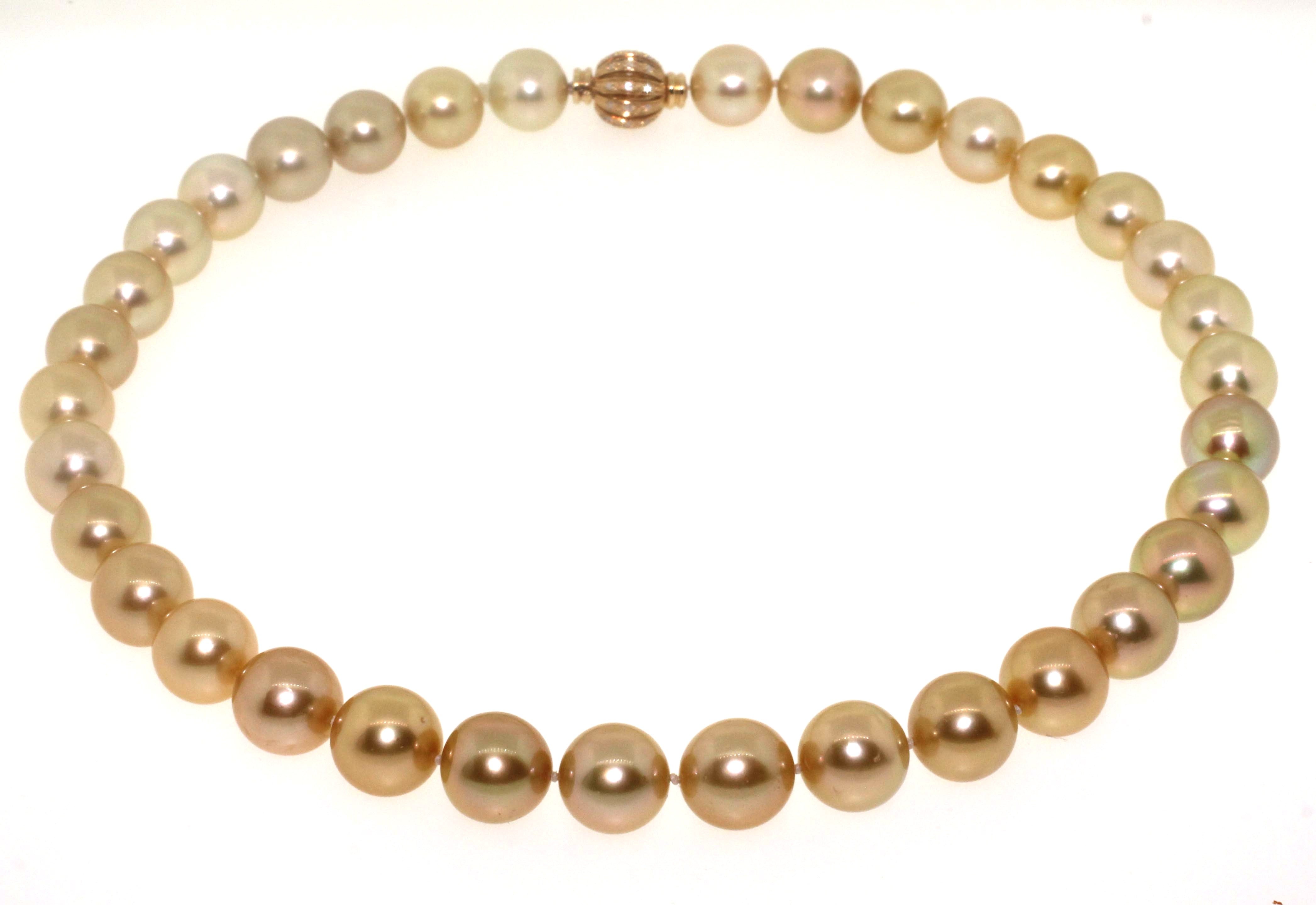 Hakimoto 13x12 mm Perla dorata dei mari del sud di colore naturale Chiusura con diamante 18 carati