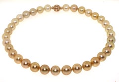 Hakimoto 13x12 mm natürliche Farbe goldene Südseeperle 18K Diamantverschluss