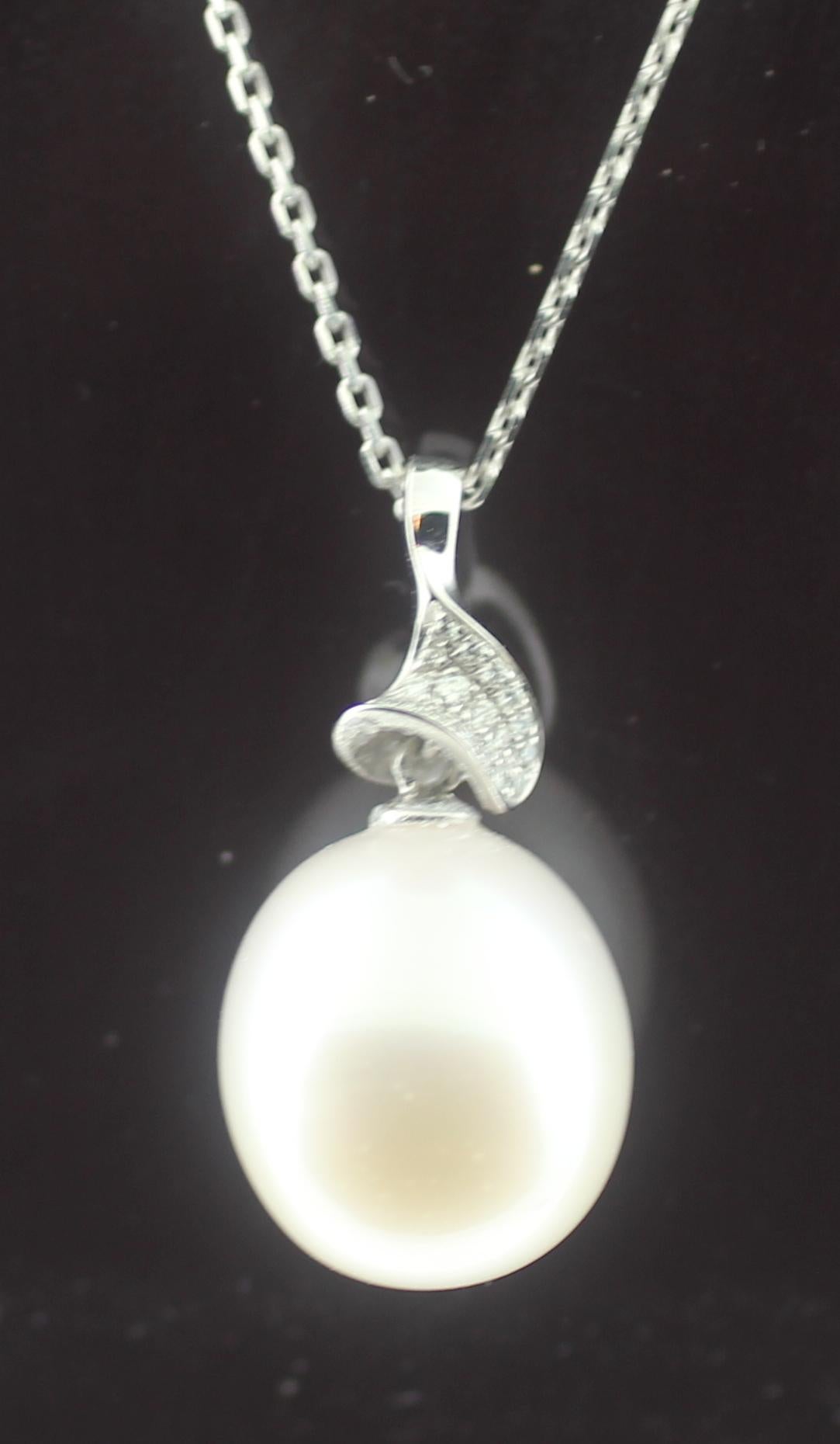 Ciondolo con diamante Hakimoto 14,5 mm a goccia perfetta 18k In condizioni Nuovo in vendita a Hicksville, NY