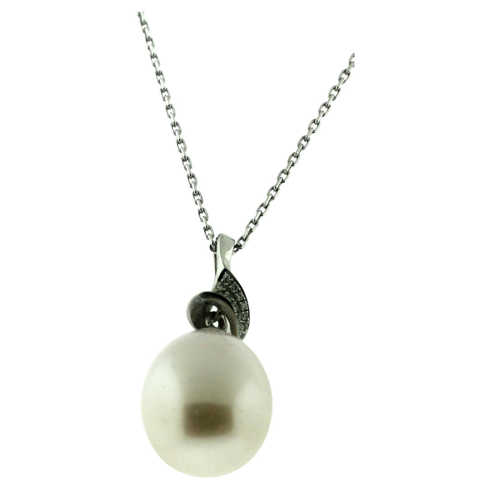 Donna Ciondolo con diamante Hakimoto 14,5 mm a goccia perfetta 18k in vendita