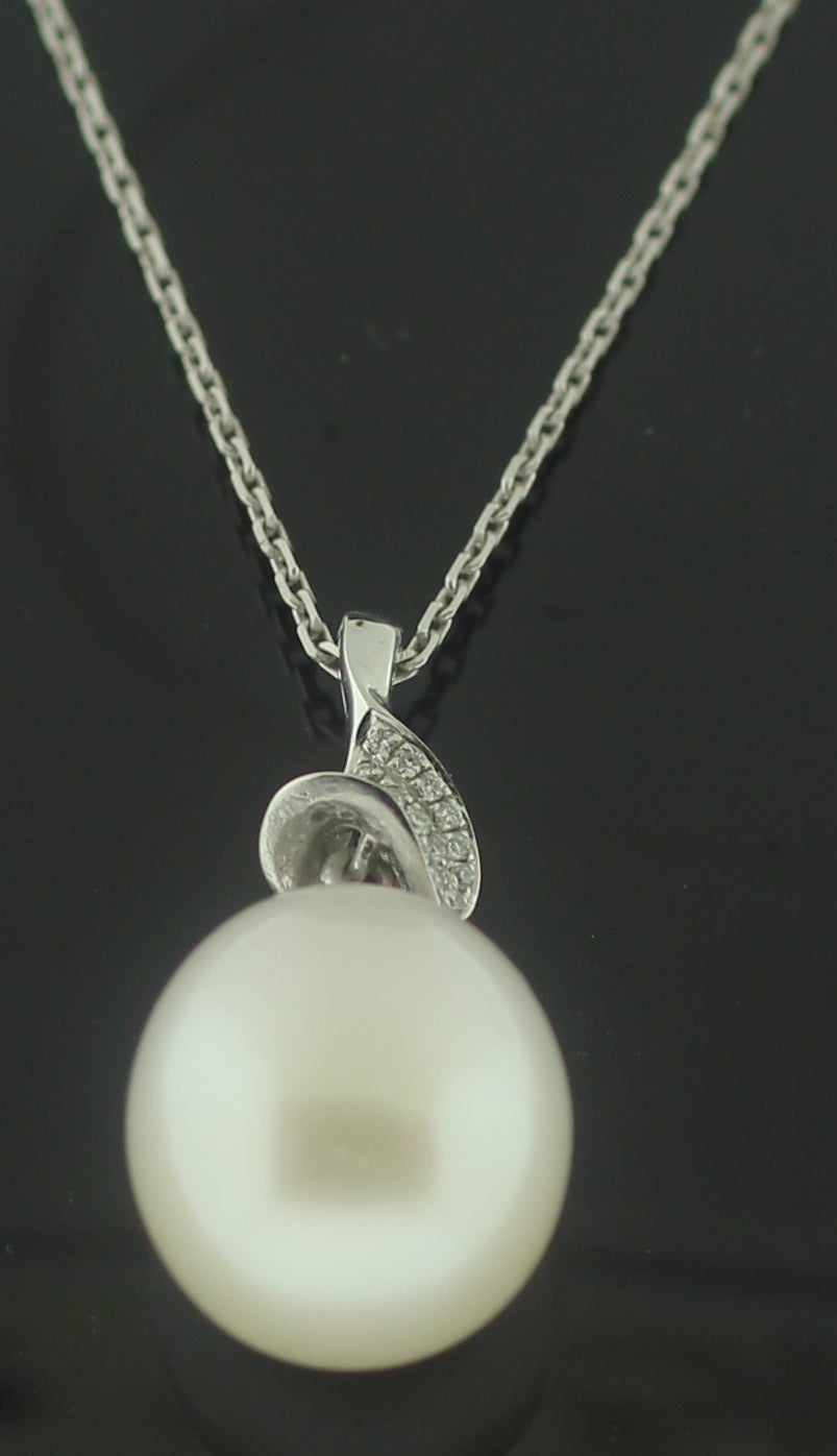 Perlina Ciondolo con diamante Hakimoto 14,5 mm a goccia perfetta 18k in vendita