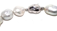 Hakimoto Collana di perle barocche dei mari del sud e diamanti 18x14 mm in oro bianco 18 carati