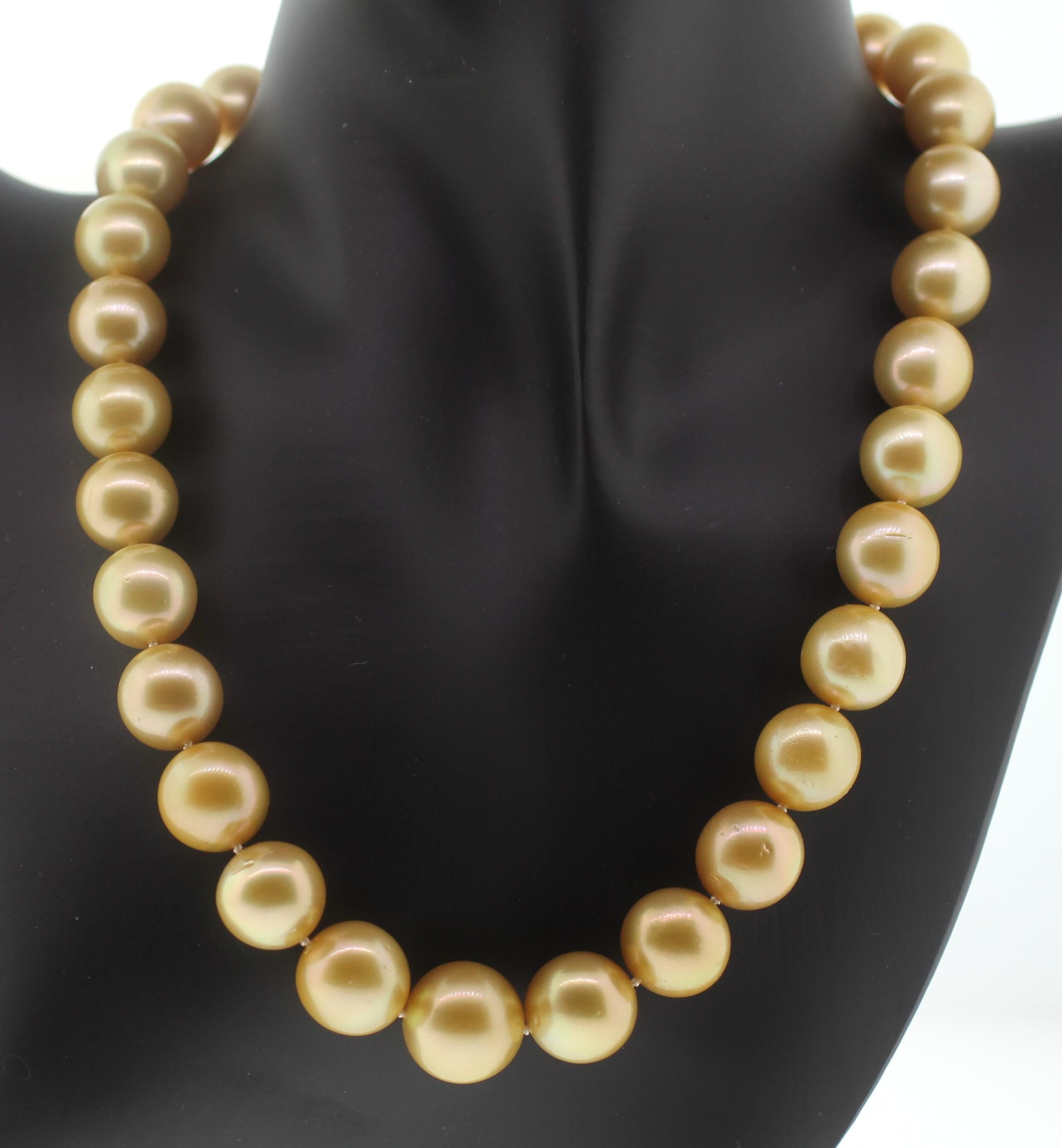Hakimoto By Jewel Of Ocean Collier à brin de mer du Sud 18K
Ce majestueux collier de 17 pouces est composé de 31 perles de culture Golden South Sea assorties. 
Le fermoir en or jaune 18K est orné de diamants.
Poids (g) : 100
Perle des mers du Sud de