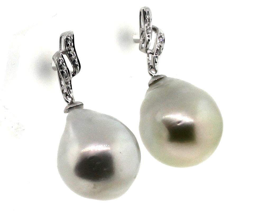 Hakimoto By Jewel Of Ocean
Manufacture Suggested Retail Price $3,000
15x14mm White South Sea Baroque Pearl
18K White Gold Earrings
10 Round Diamonds
1.1