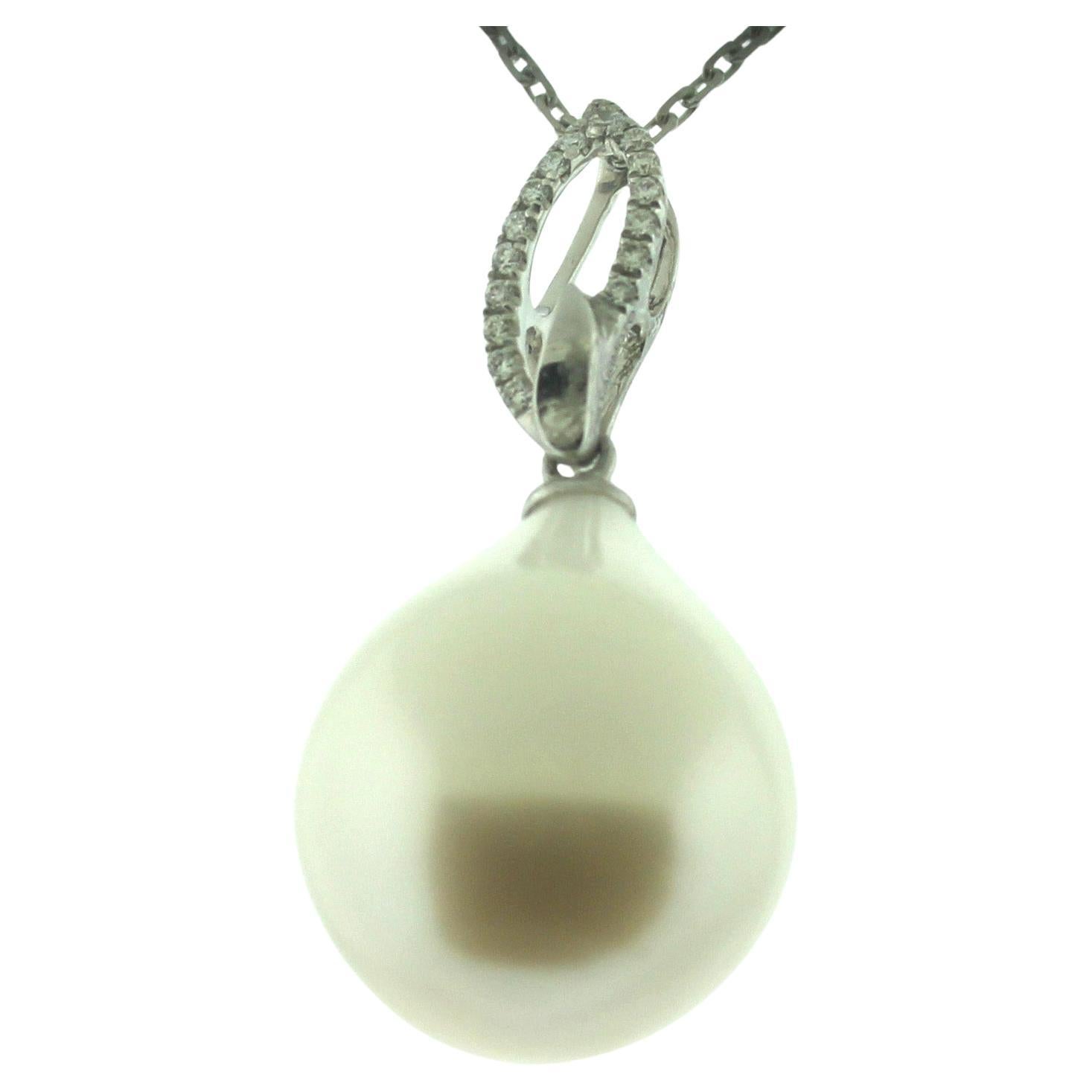 Bead Hakimoto 16 to 15 mm Perfect pearl 18k Diamond Pendent For Sale