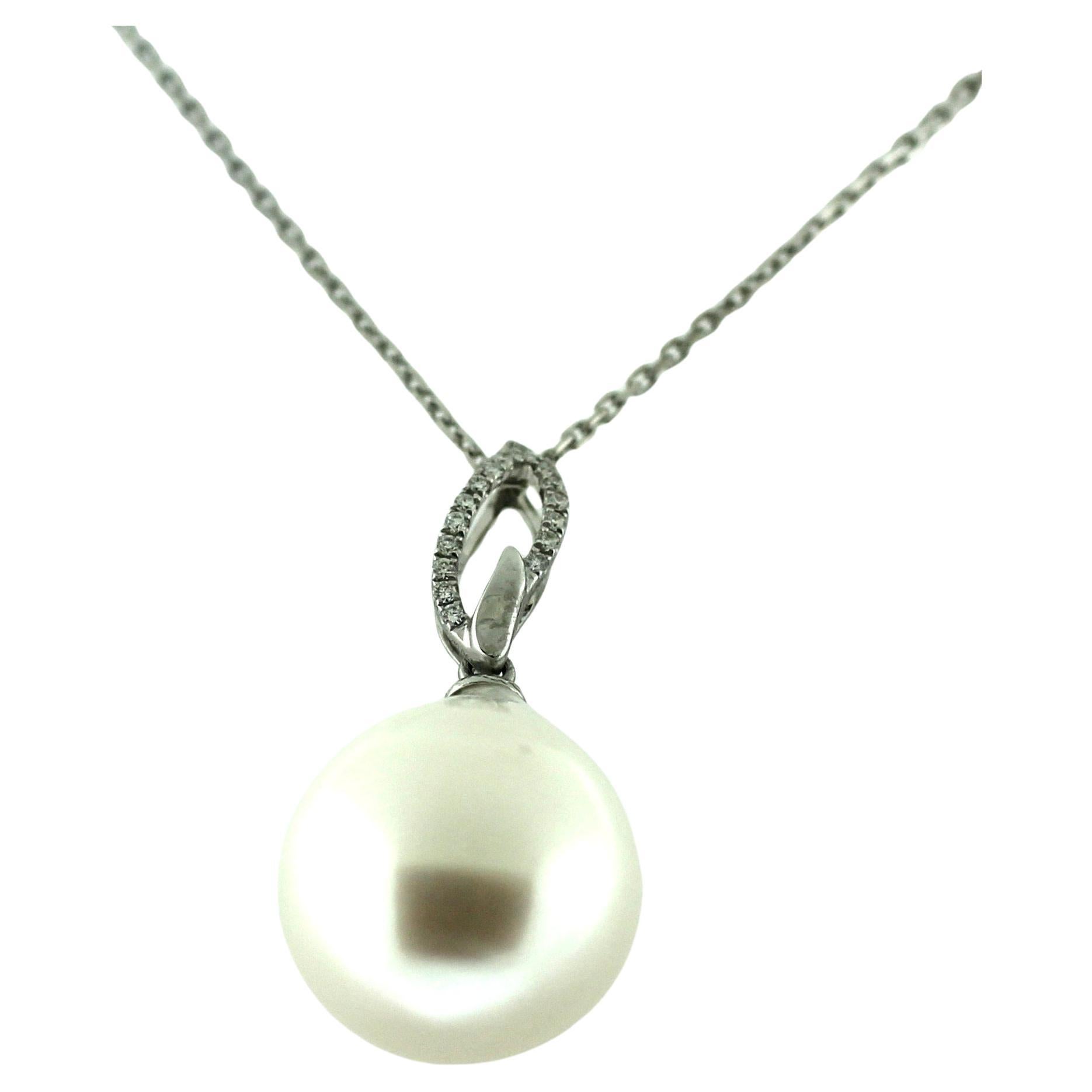 Hakimoto 16 to 15 mm Perfect pearl 18k Diamond Pendent In New Condition For Sale In New York, NY