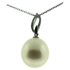 Ciondolo Hakimoto con perle perfette da 16 a 15 mm e diamanti a 18 carati