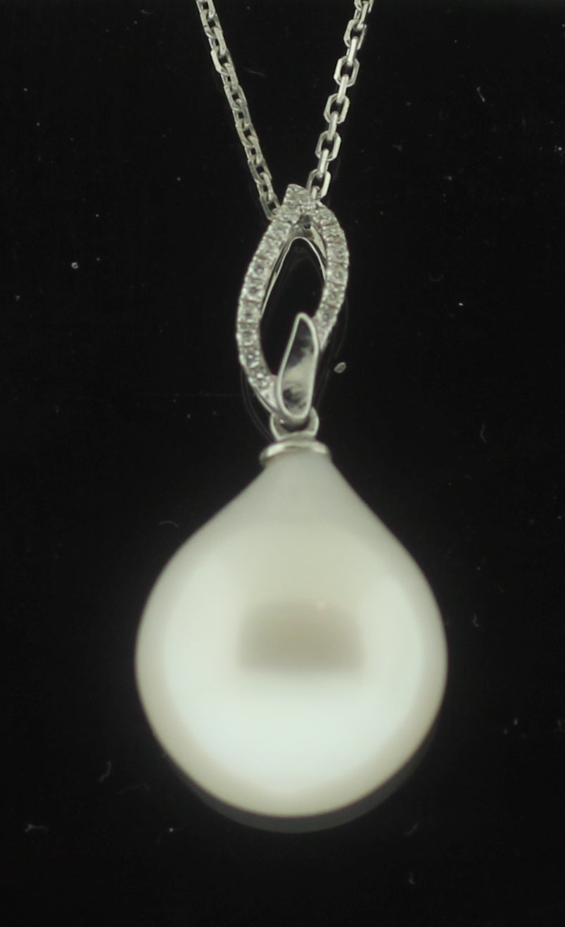 Modern Hakimoto 16 to 15 mm Perfect pearl 18k Diamond Pendent For Sale