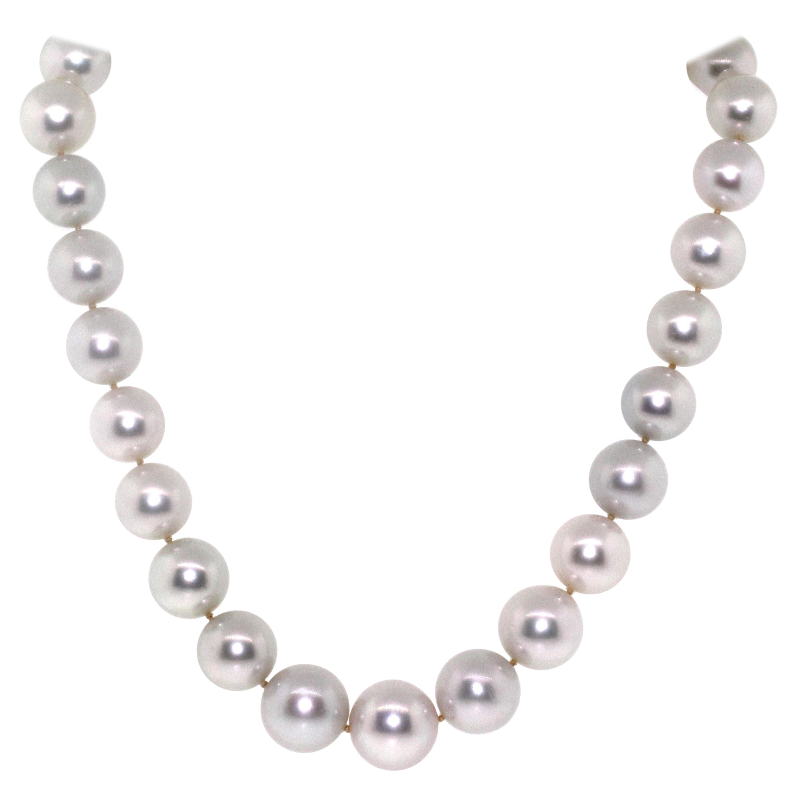 Hakimoto 16x13 mm 17"  Collana con perle bianche dei mari del sud e diamanti pieni a 18 carati