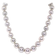 Hakimoto 16x13 mm 17"  Collana con perle bianche dei mari del sud e diamanti pieni a 18 carati
