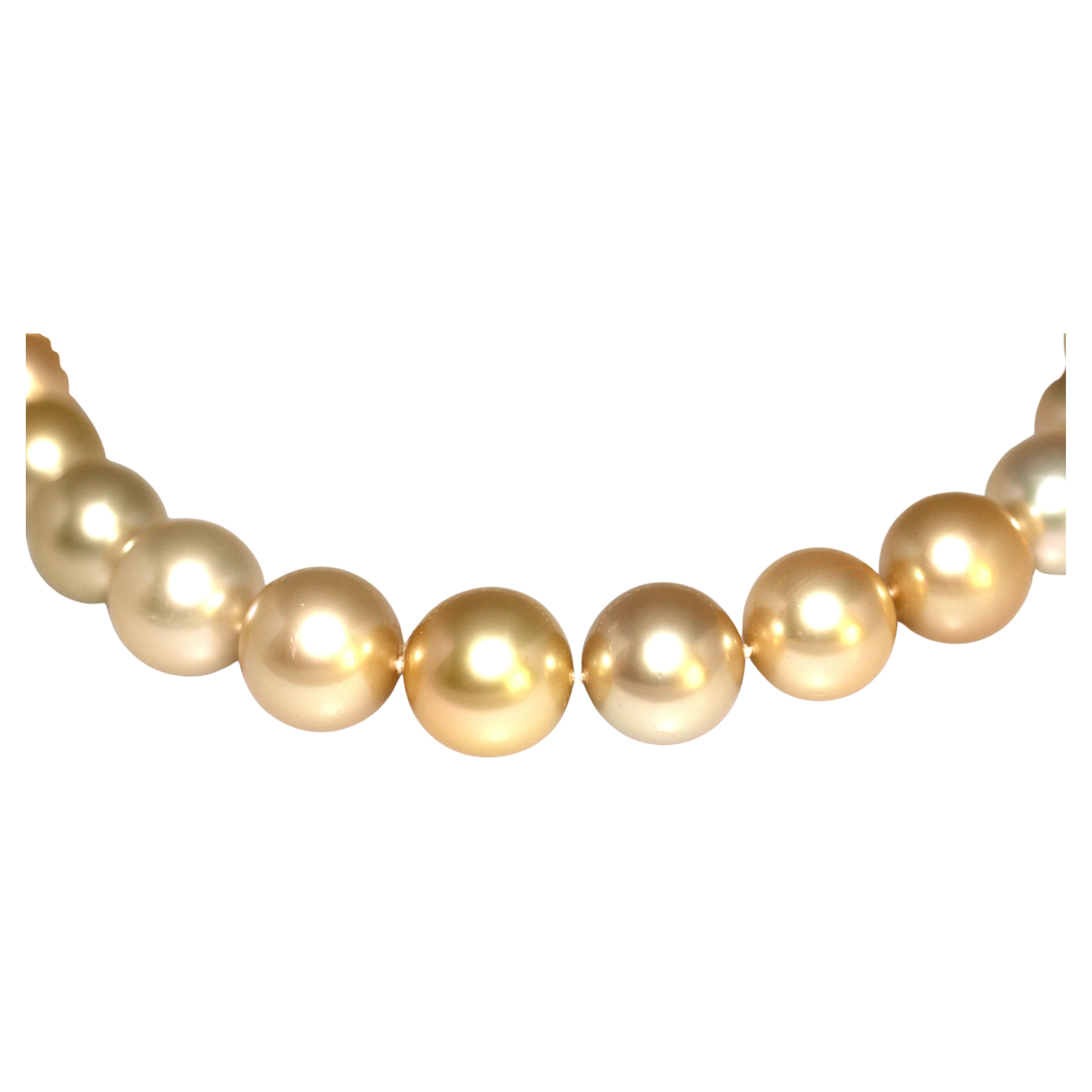 Hakimoto by Jewel Of Ocean
Prezzo di vendita consigliato $80,000
27 Collana di perle dei mari del sud dorate 13x16 mm Chiusura con diamanti in oro giallo 18 carati
16,5