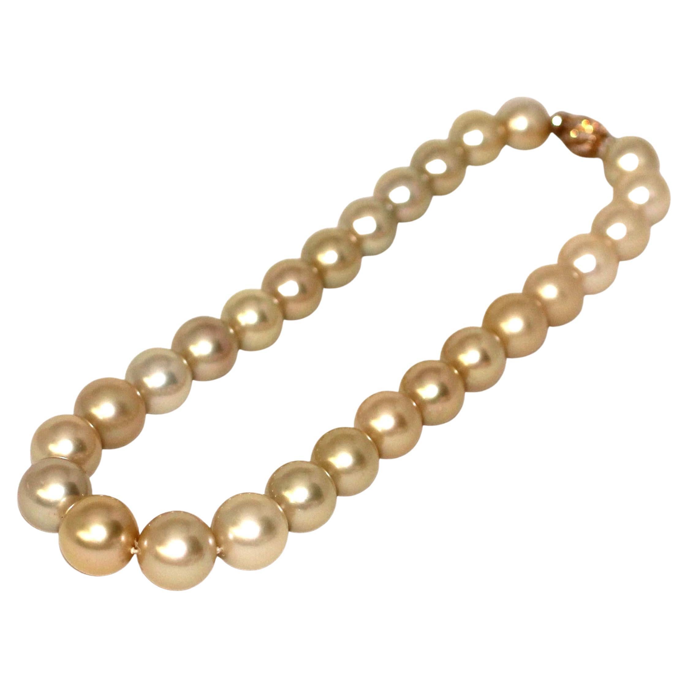Contemporaneo Hakimoto 16x13 mm Collana di perle dei mari del sud dorate di colore naturale Chiusura con diamanti 18 carati in vendita