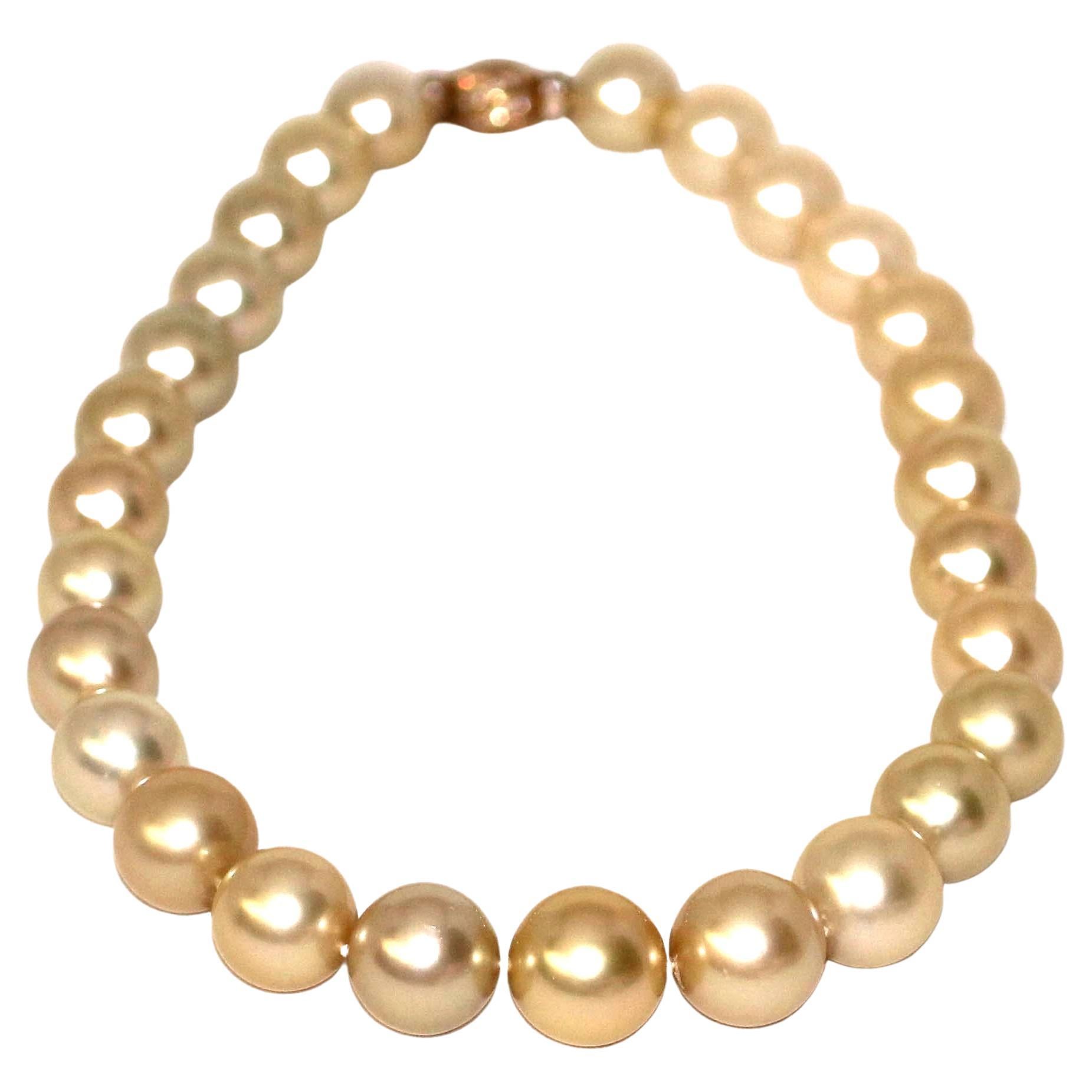 Perlina Hakimoto 16x13 mm Collana di perle dei mari del sud dorate di colore naturale Chiusura con diamanti 18 carati in vendita