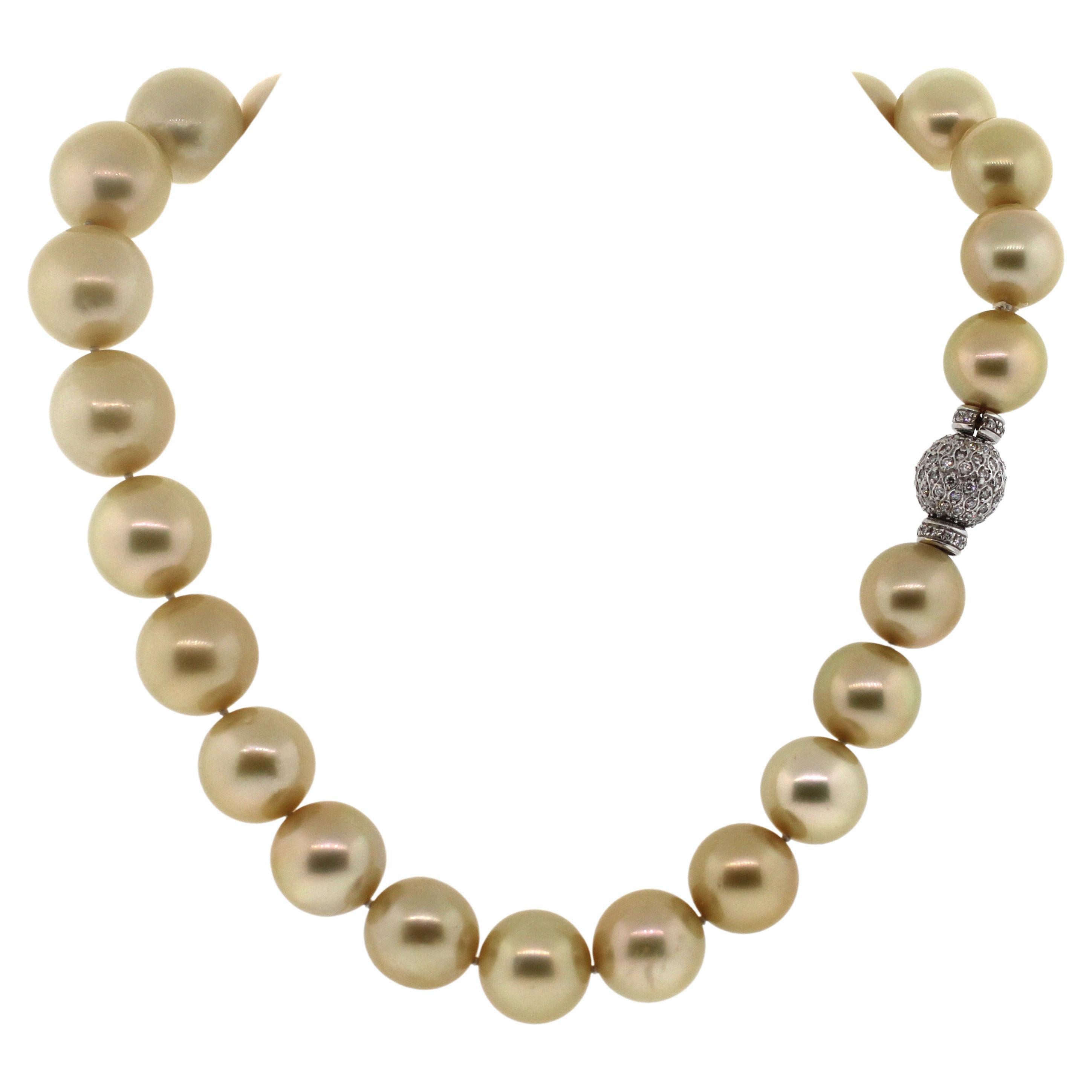 Hakimoto 16x14 mm natürliche goldene Südseeperle 18K & 3 Carts Diamant (Perle) im Angebot