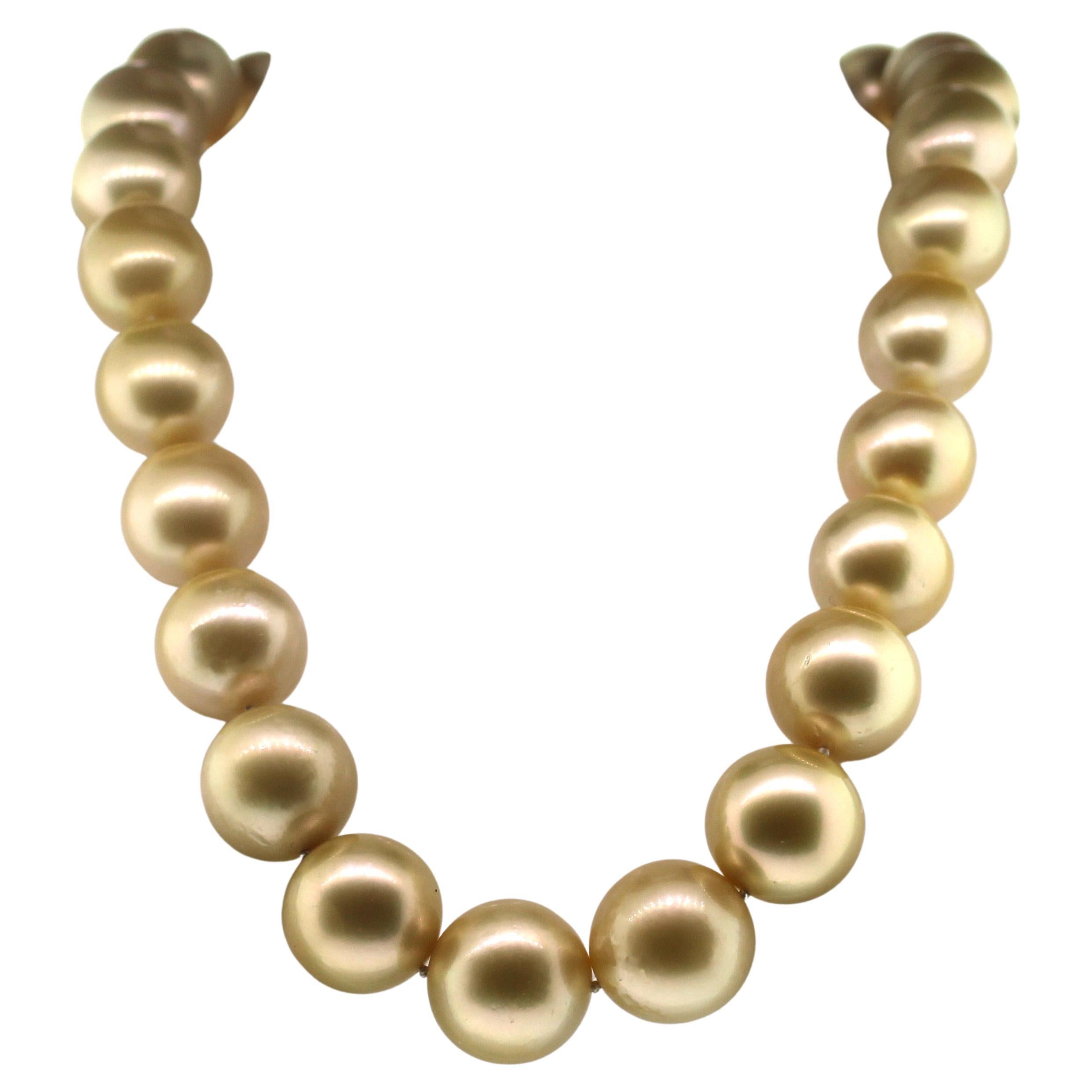 Hakimoto Perle naturelle dorée des mers du Sud de 16 x 14 mm et 3 chariots en diamants