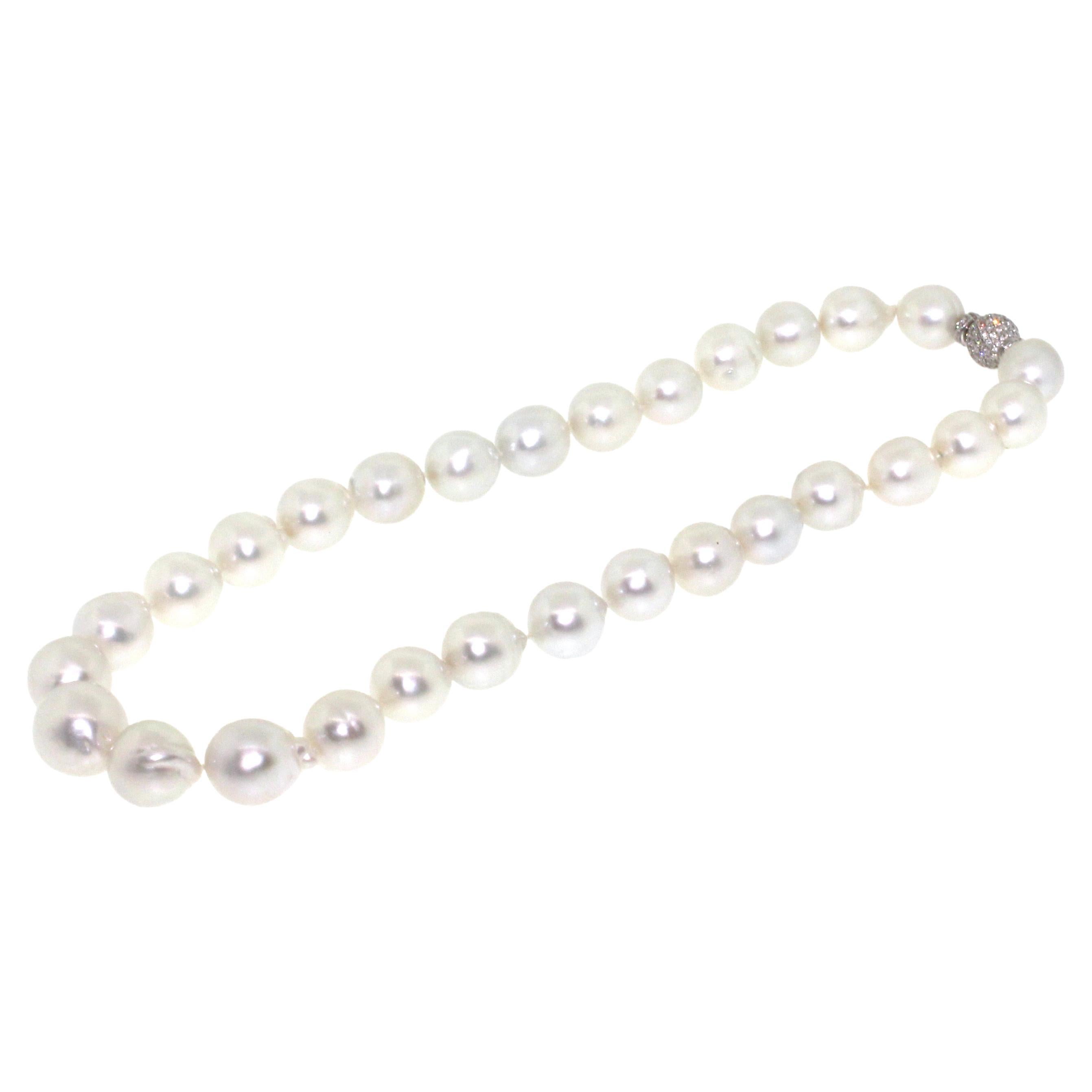 Hakimoto By Jewel Of Ocean Collar de tiras de Mar del Sur de 18 quilates
Este collar de 19 1/4