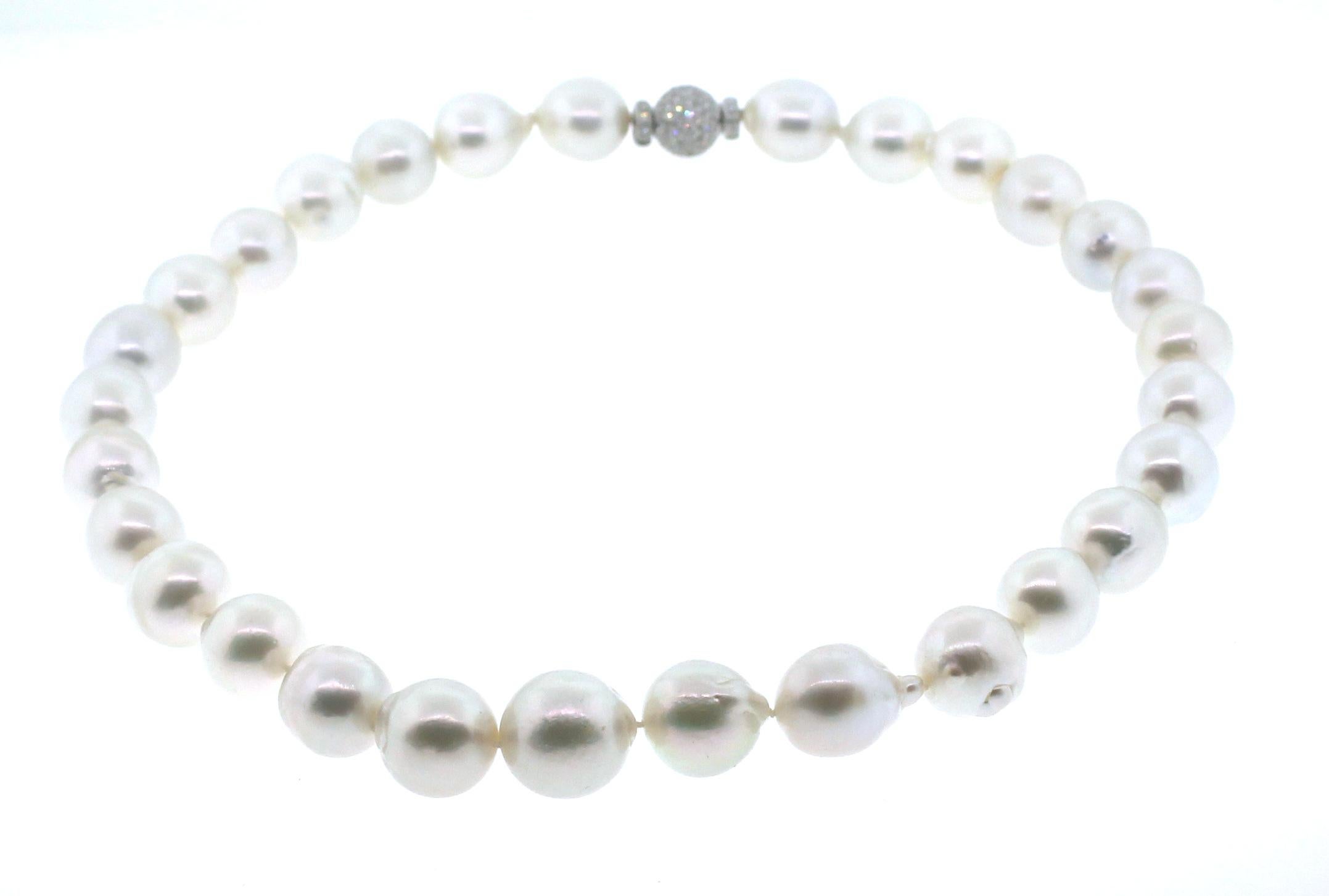 Hakimoto Collier perles baroques des mers du Sud 17,8 x13 mm, 18 carats, fermoir à charnière avec diamants 1,75 carat en vente 2