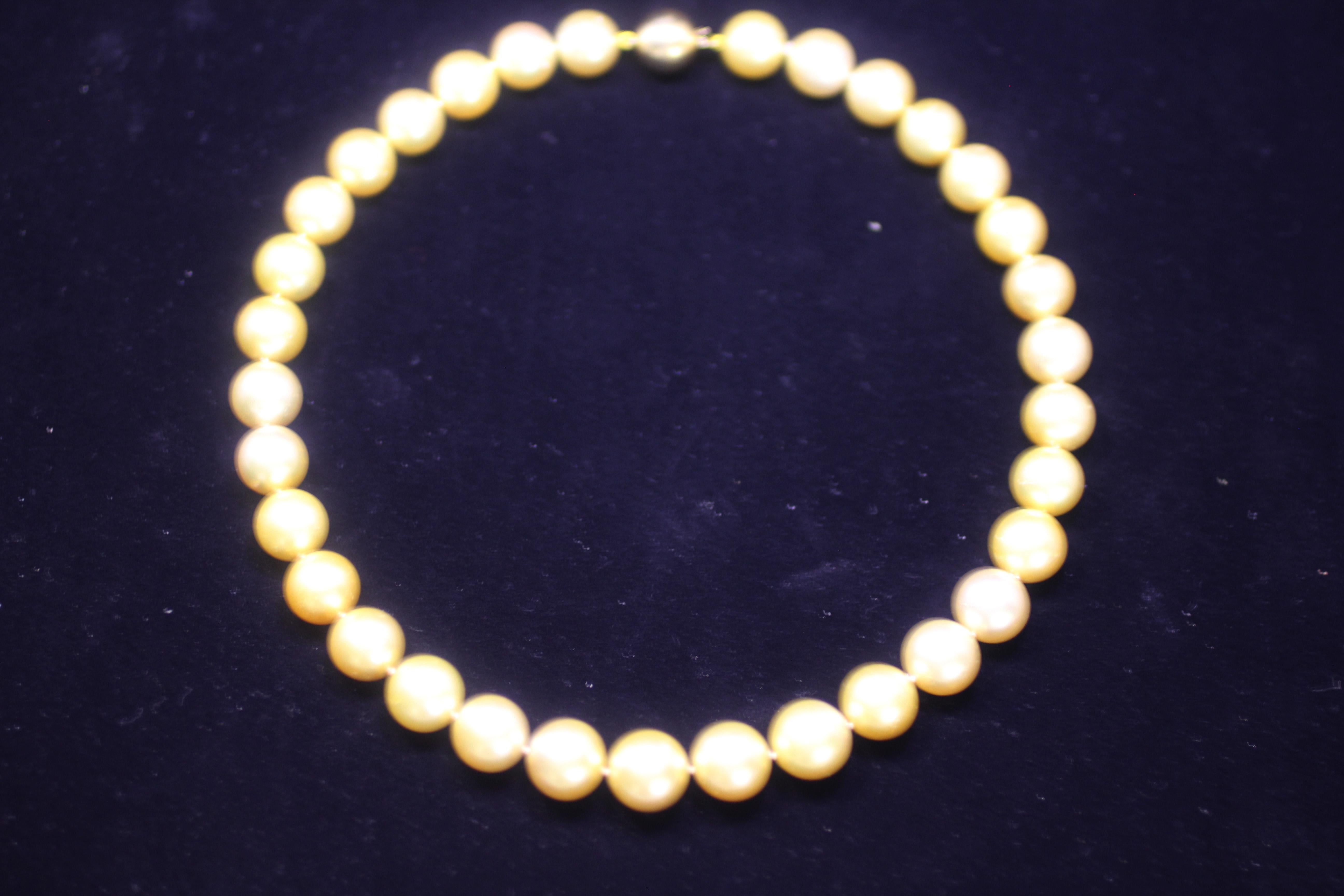 Hakimoto 18K Natural Color Golden South Sea 12.6x11 mm Necklace In New Condition For Sale In New York, NY