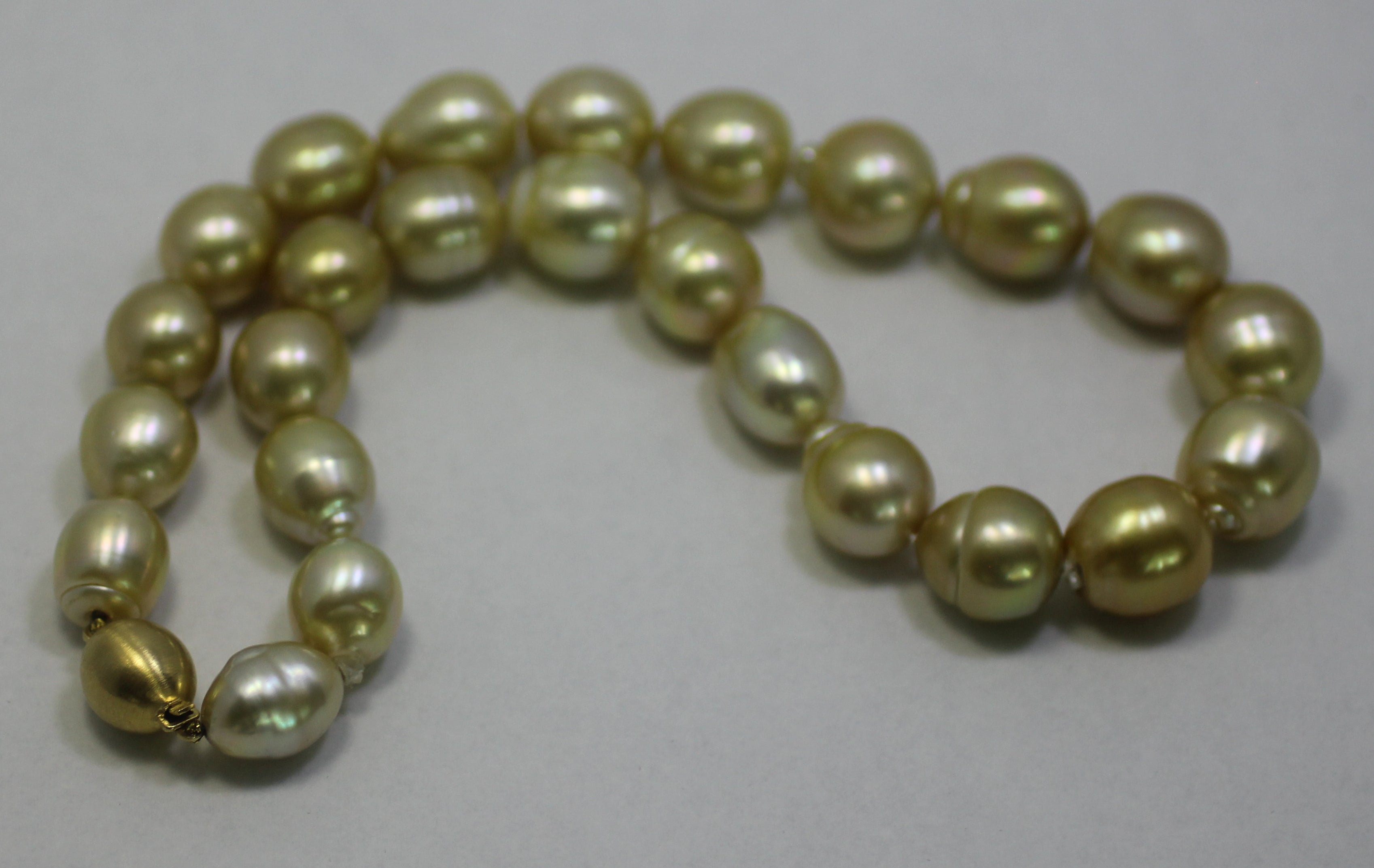 Hakimoto 18K Seltene natürliche goldene Farbe Südseebarock 16x12 mm  Perle für Damen oder Herren im Angebot