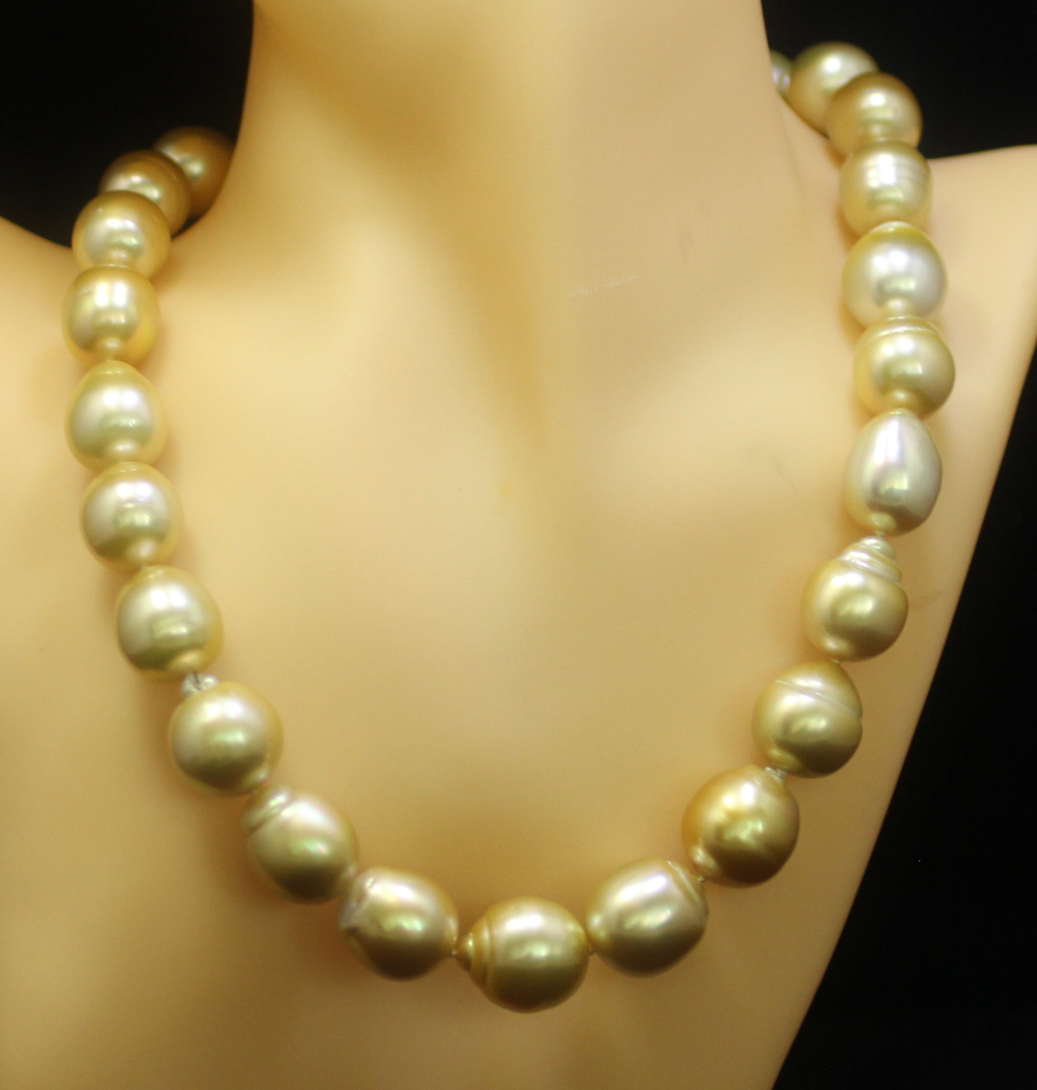 Hakimoto 18K Raro Natural Color Dorado Mar del Sur Barroco 16x12 mm  Perla