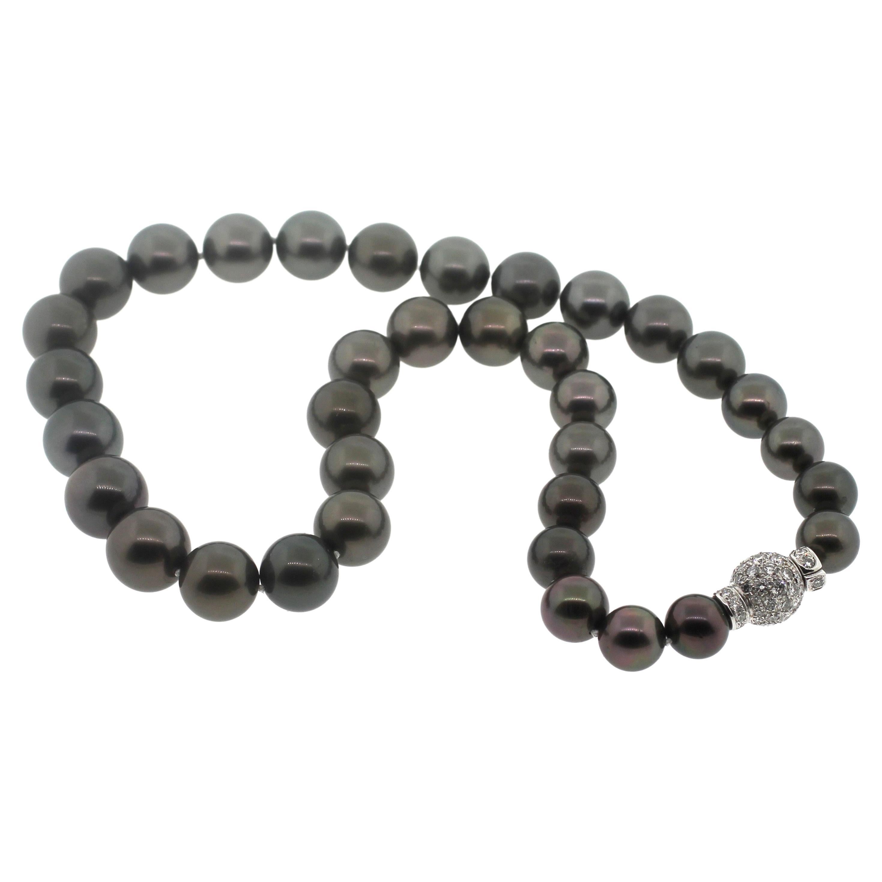 Hakimoto von Juwel des Ozeans 18K Südsee Tahiti-Perle Strand Halskette
18K Weißgold und 1,75 Karat Diamanten  
Gewicht (g): 87
Südsee-Tahiti-Zuchtperle 
Perlengröße: 13X10mm 
Form der Perle: Rund 
Körperfarbe: Bräunlich
Orient: Sehr gut
Lüster: Sehr