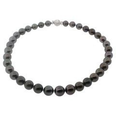 Hakimoto, collana di perle tahitiane in oro bianco 18 carati 13x10 mm, con chiusura a diamante