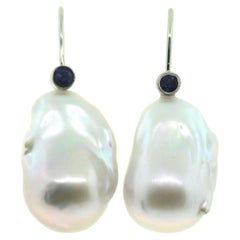 Hakimoto Boucles d'oreilles en or blanc 18 carats avec perles baroques blanches de 22 x 15 mm et saphirs bleus