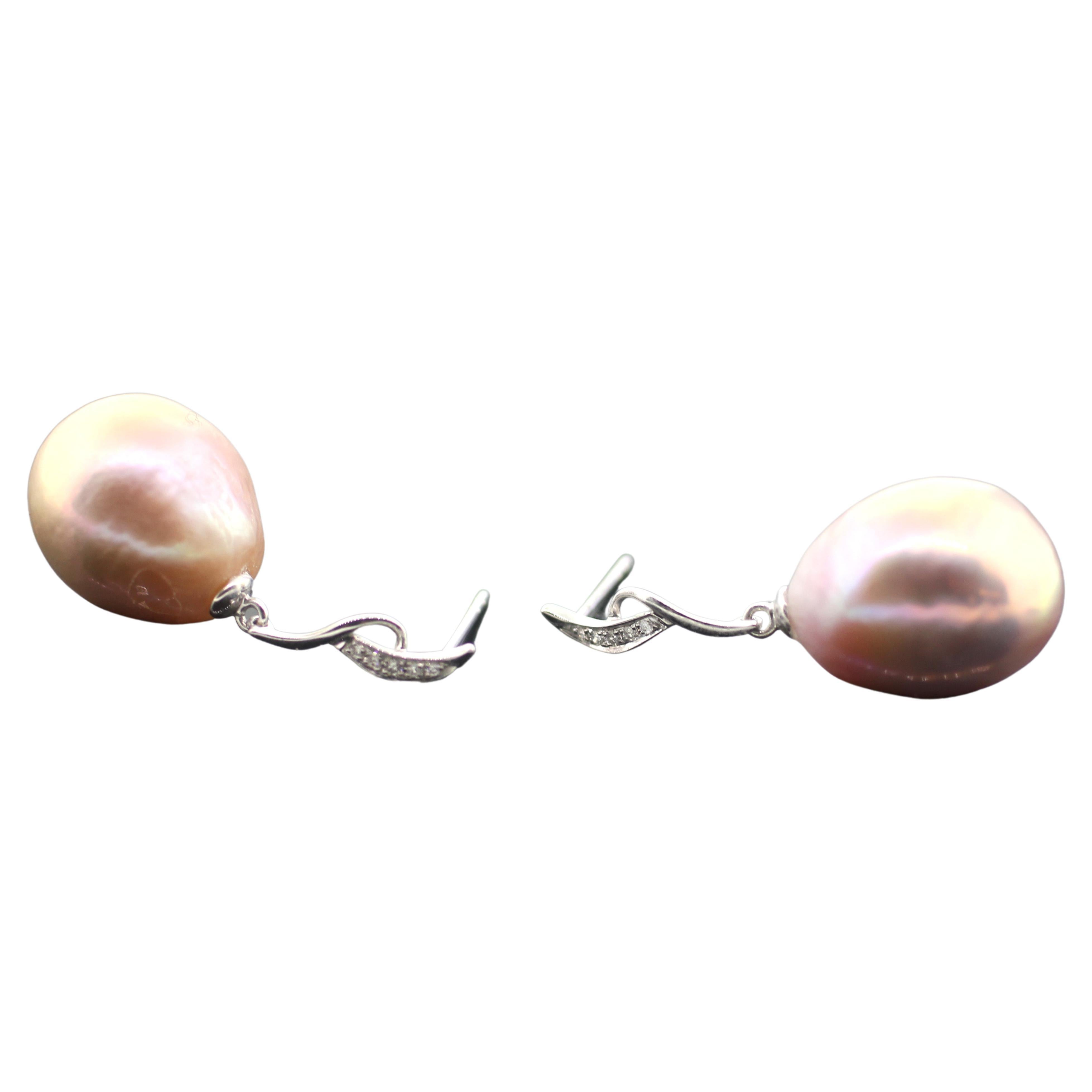 Hakimoto By Jewel Of Ocean
18K White Gold And Diamonds
Total item weight 9.3 grams
16x14 mm Cultured Baroque Cultured Pearls
18K White Gold High Polish
Orient: Very Good
Luster: Very Good
Nacre: Very Good
Manufacture Suggested Retail Price $3,000