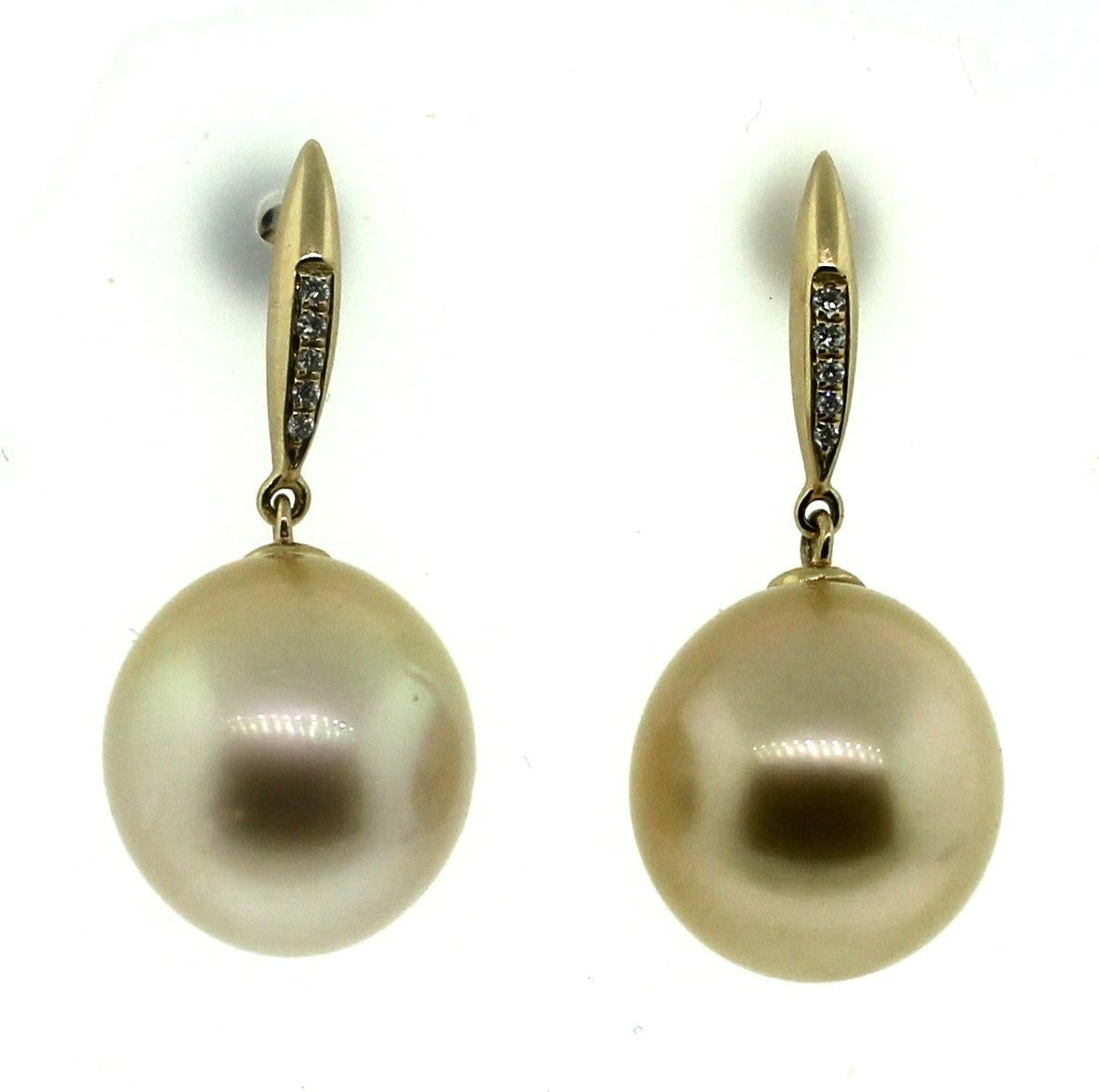 Hakimoto By Jewel Of Ocean
18K White Gold And Diamonds
Natural Color Drop Cultured Pearl Earrings.
Total item weight 7.1 grams
12x13.5 mm Natural color South Sea Drop Cultured Pearls
18K White Gold High Polish
Orient: Very Good
Luster: Very