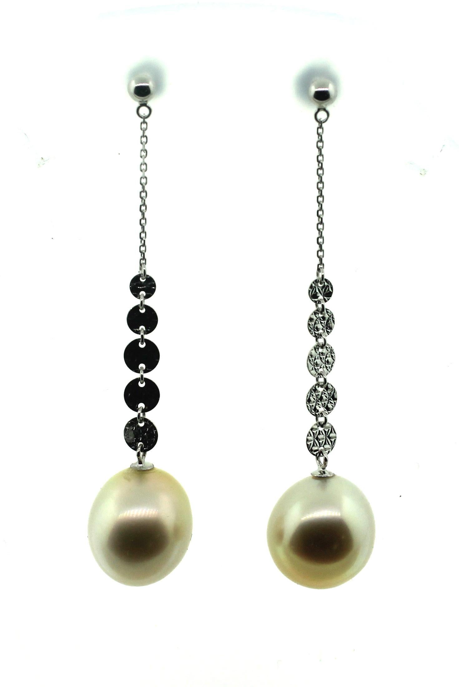 Moderne Hakimoto Boucles d'oreilles pendantes en or blanc 18k avec perles des mers du Sud de couleur naturelle  en vente