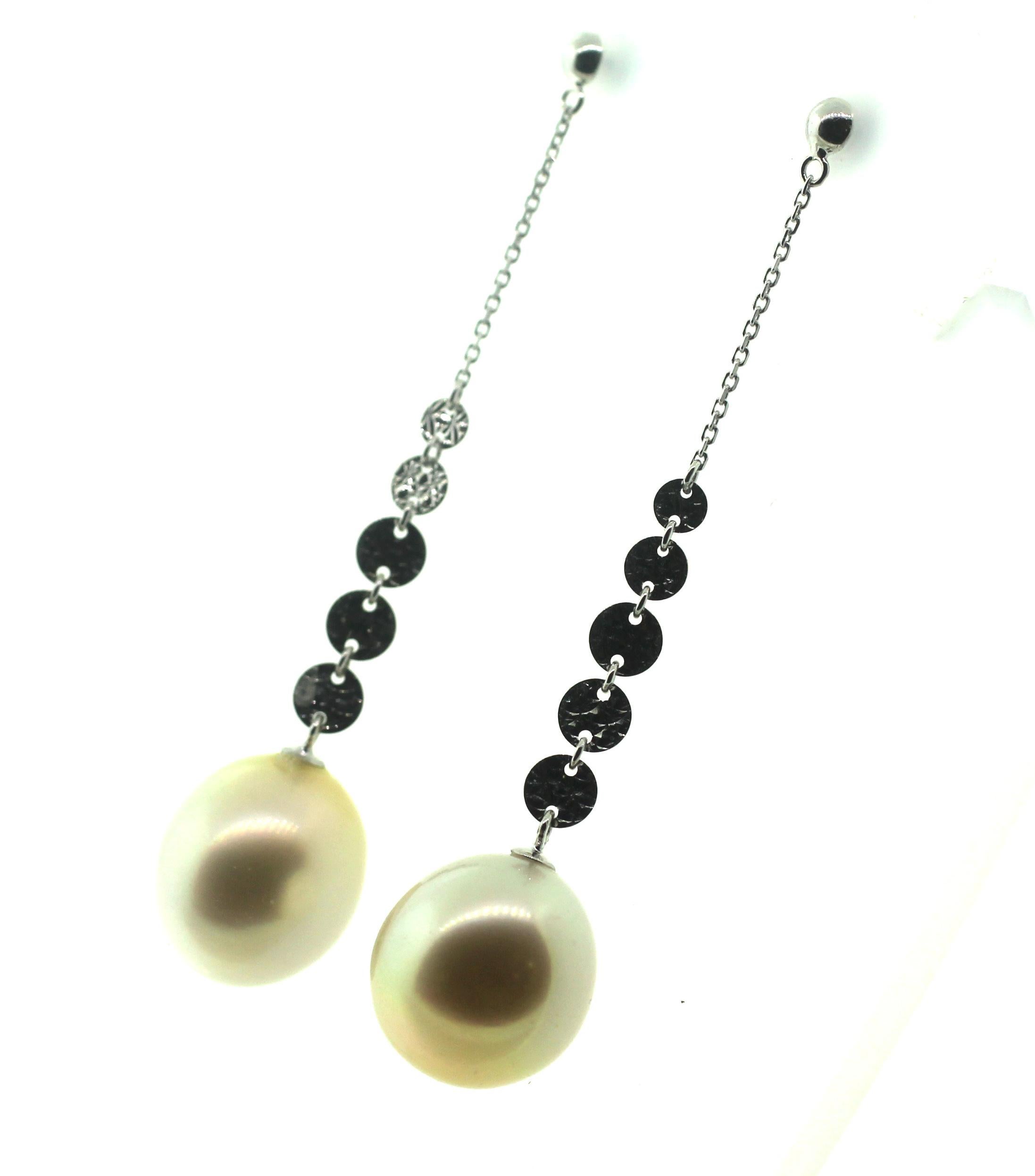 Hakimoto 18 Karat Weißgold Naturfarbene Südseeperlen-Tropfen-Ohrringe (Perle)