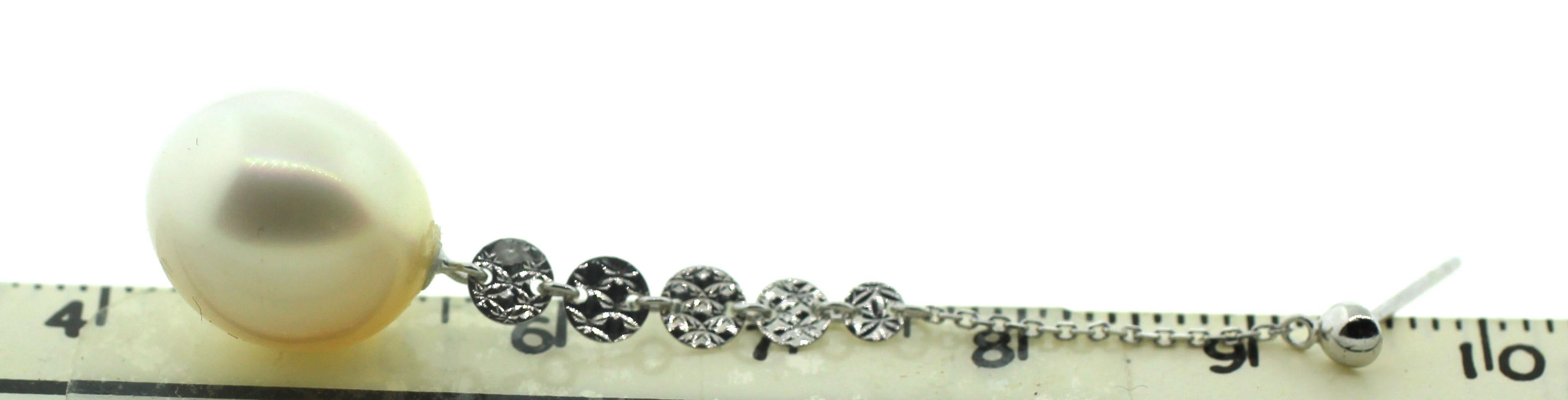 Hakimoto Boucles d'oreilles pendantes en or blanc 18k avec perles des mers du Sud de couleur naturelle  Neuf - En vente à New York, NY