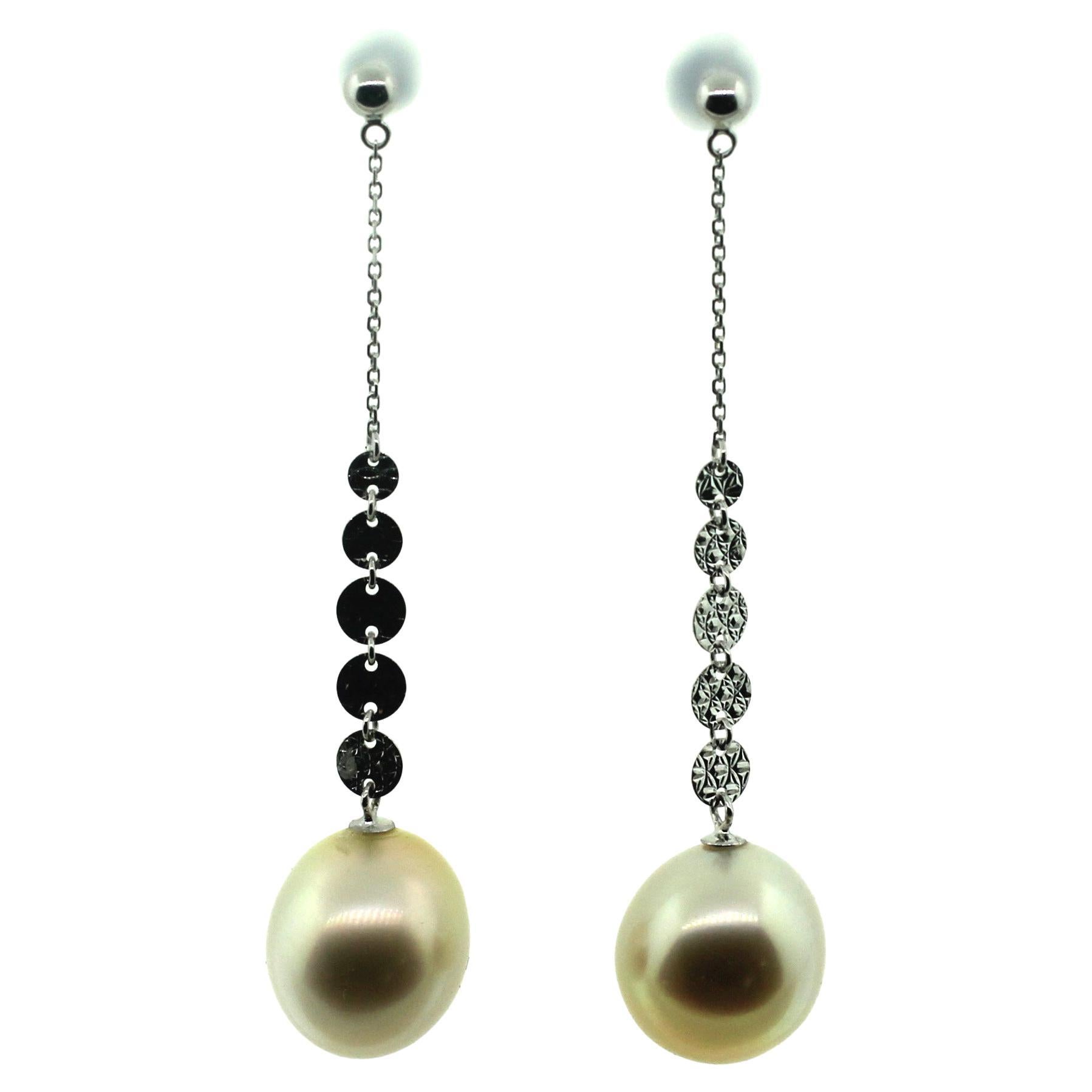 Hakimoto Boucles d'oreilles pendantes en or blanc 18k avec perles des mers du Sud de couleur naturelle  en vente