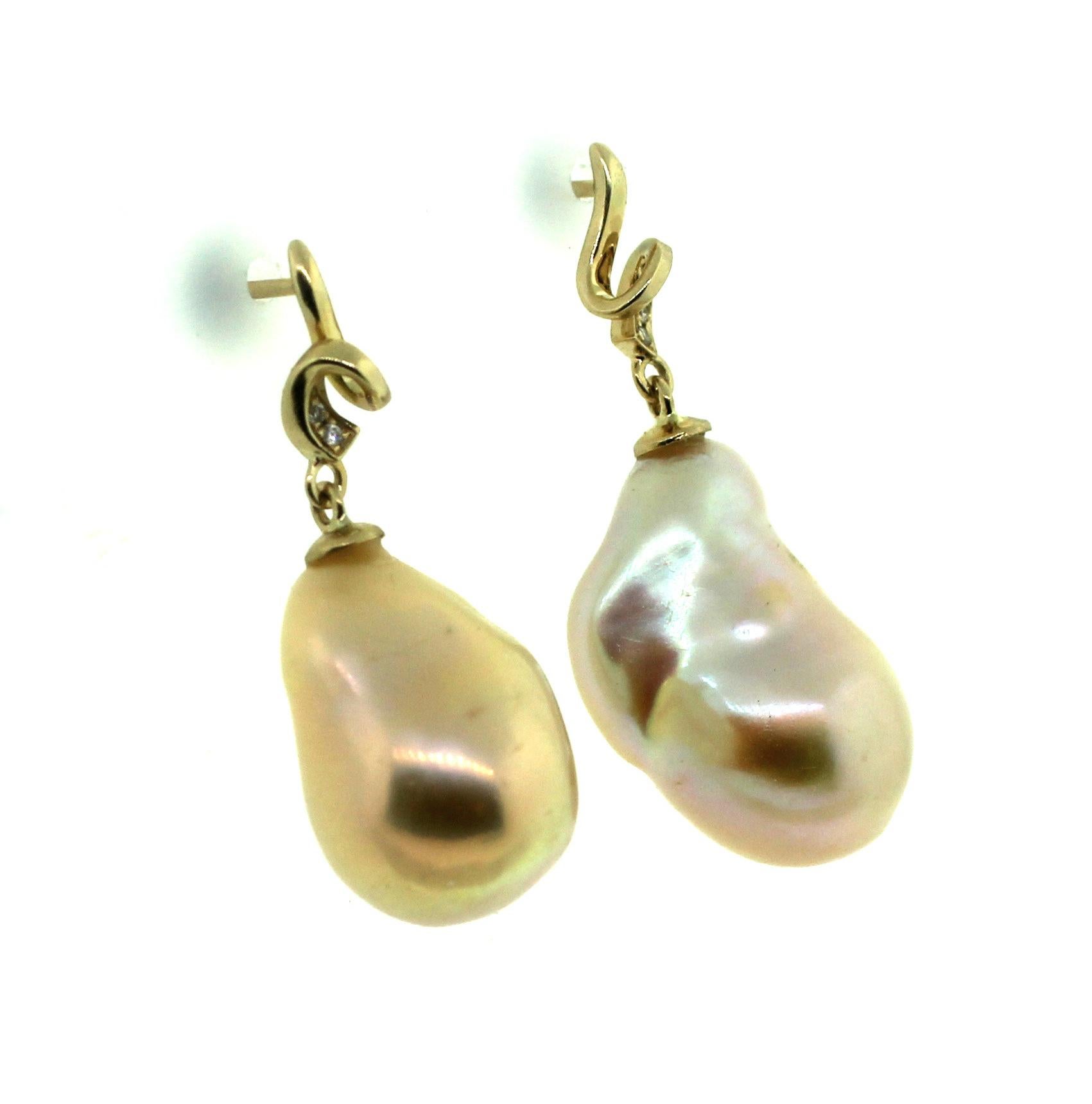 Hakimoto By Jewel Of Ocean
18K Yellow Gold And Diamonds
Total item weight 6.6 grams
11x17 mm Cultured Baroque Cultured Pearls
18K White Gold High Polish
Orient: Very Good
Luster: Very Good
Nacre: Very Good