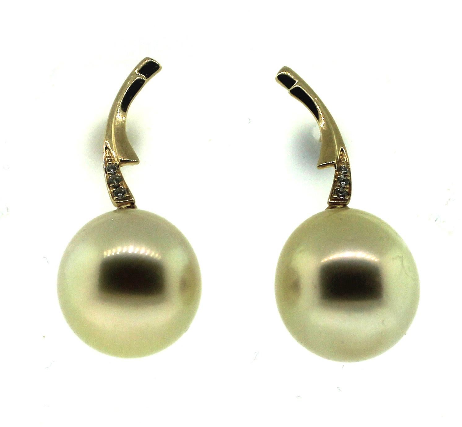 Hakimoto By Jewel Of Ocean
18K White Gold With Diamonds
Natural Color Drop Cultured Pearl Earrings.
Total item weight 6.7 grams
12.5x13.5 mm Natural color South Sea Drop Cultured Pearls
18K Yellow Gold High Polish
Orient: Very Good
Luster: Very