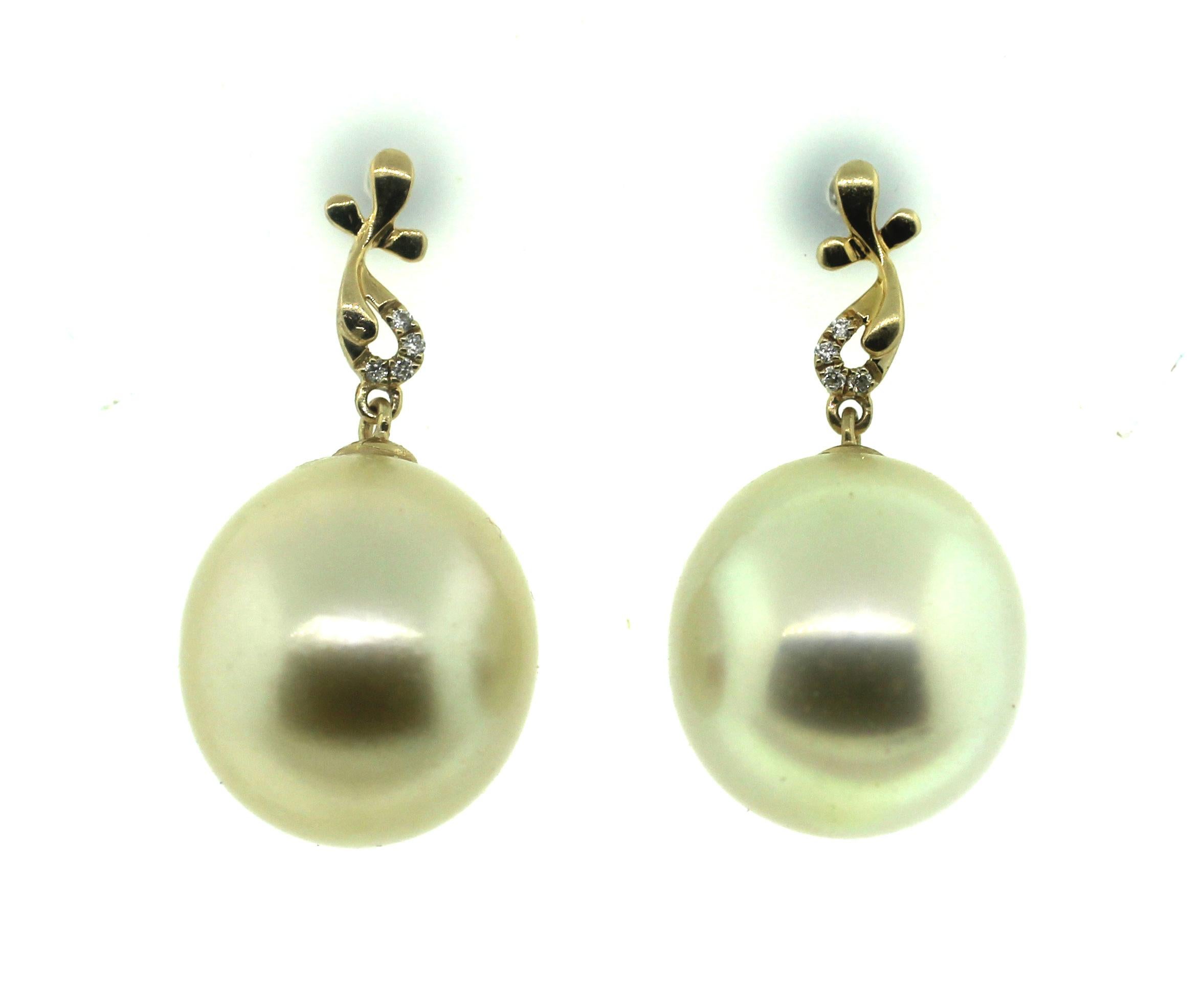 Hakimoto By Jewel Of Ocean
18K Yellow Gold With Diamonds
Natural Color Drop Cultured Pearl Earrings.
Total item weight 9.2 grams
15x13.5 mm Natural color South Sea Drop Cultured Pearls
18K Yellow Gold High Polish
Orient: Very Good
Luster: Very
