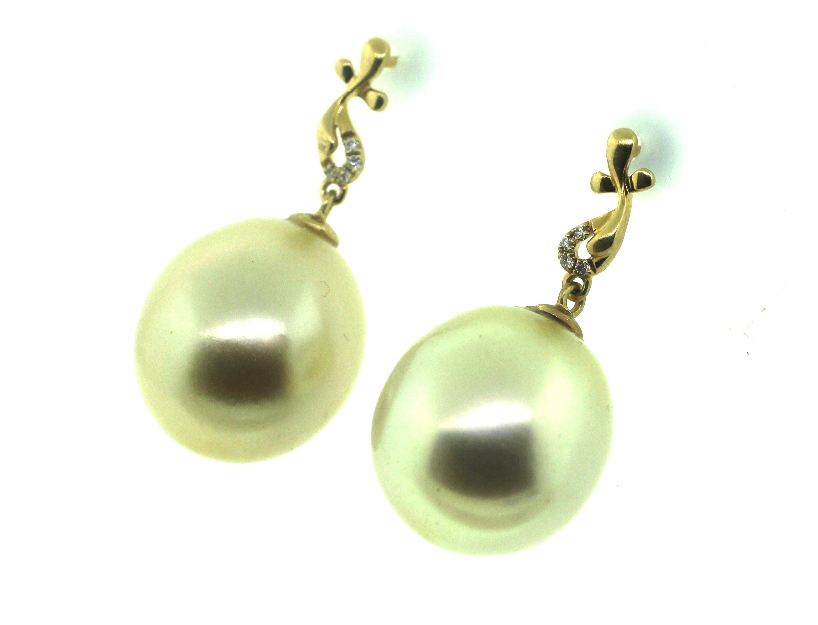 Hakimoto 18k natürliche Farbe 15x13,5 mm Südseeperlen-Ohrringe mit tropfenförmigen Diamanten (Moderne)