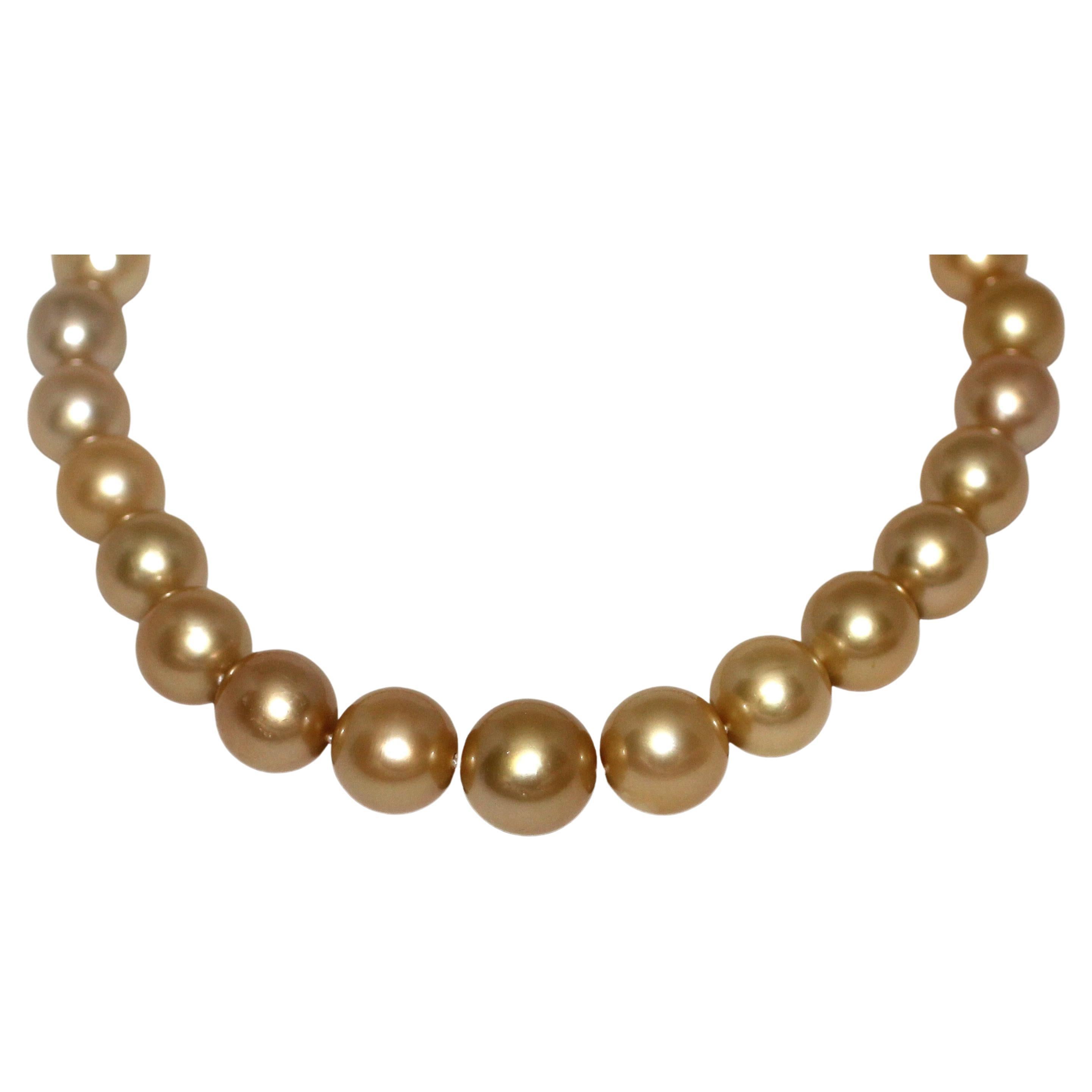 Hakimoto By Jewel Of Ocean Collier de perles des mers du Sud avec fermoir à boule intégral 18 carats 
Vente au détail 200 000,00
18-14mm Perles de culture des mers du Sud dorées, couleur naturelle
Poids total de l'article (g) : 144.2
Mesures :