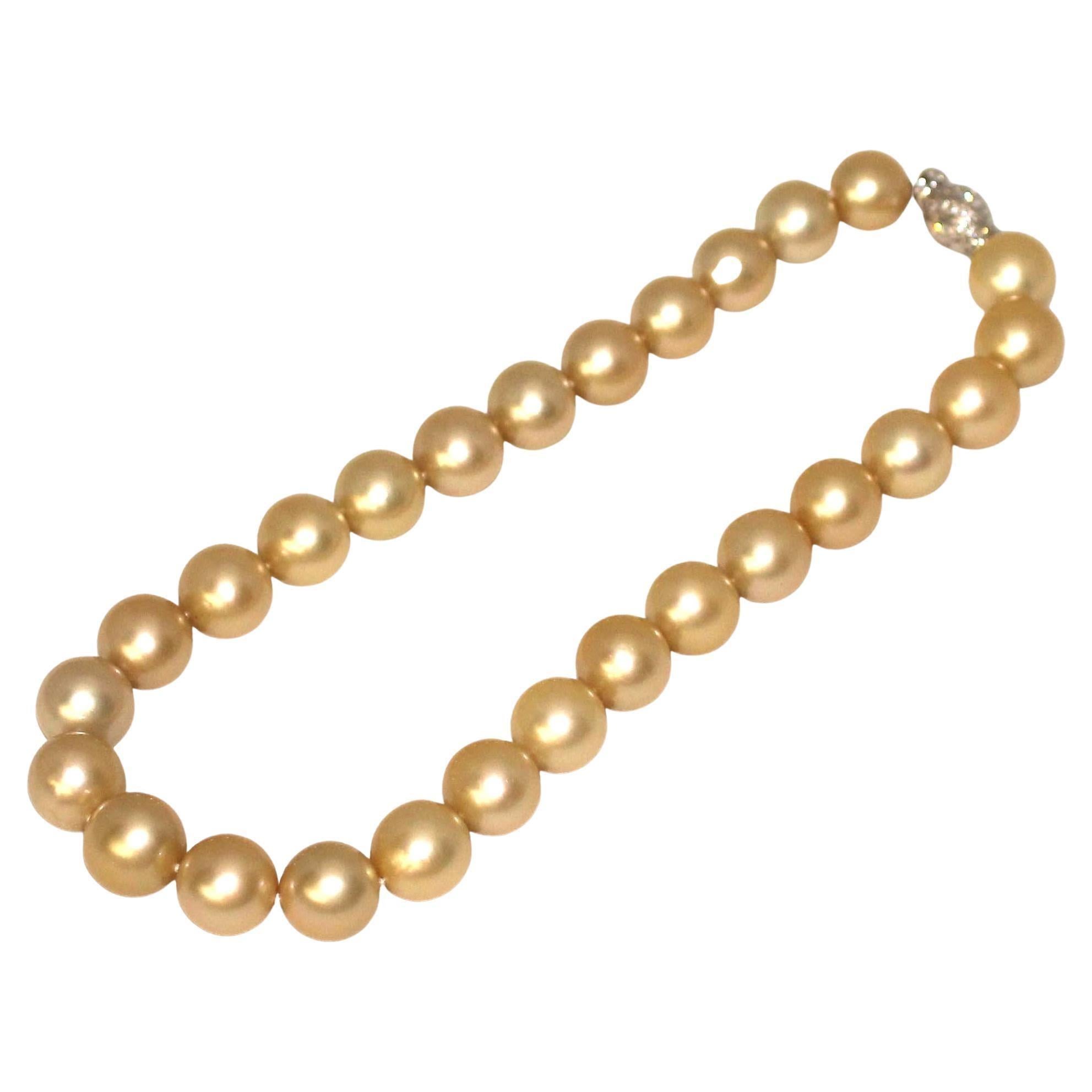 Hakimoto par Jewel Of Ocean
Prix de détail suggéré 60 000
27 Collier de perles dorées des mers du Sud 13x15.3mm
Fermoir en or blanc 18K avec diamant de 1,6 carats
16.5