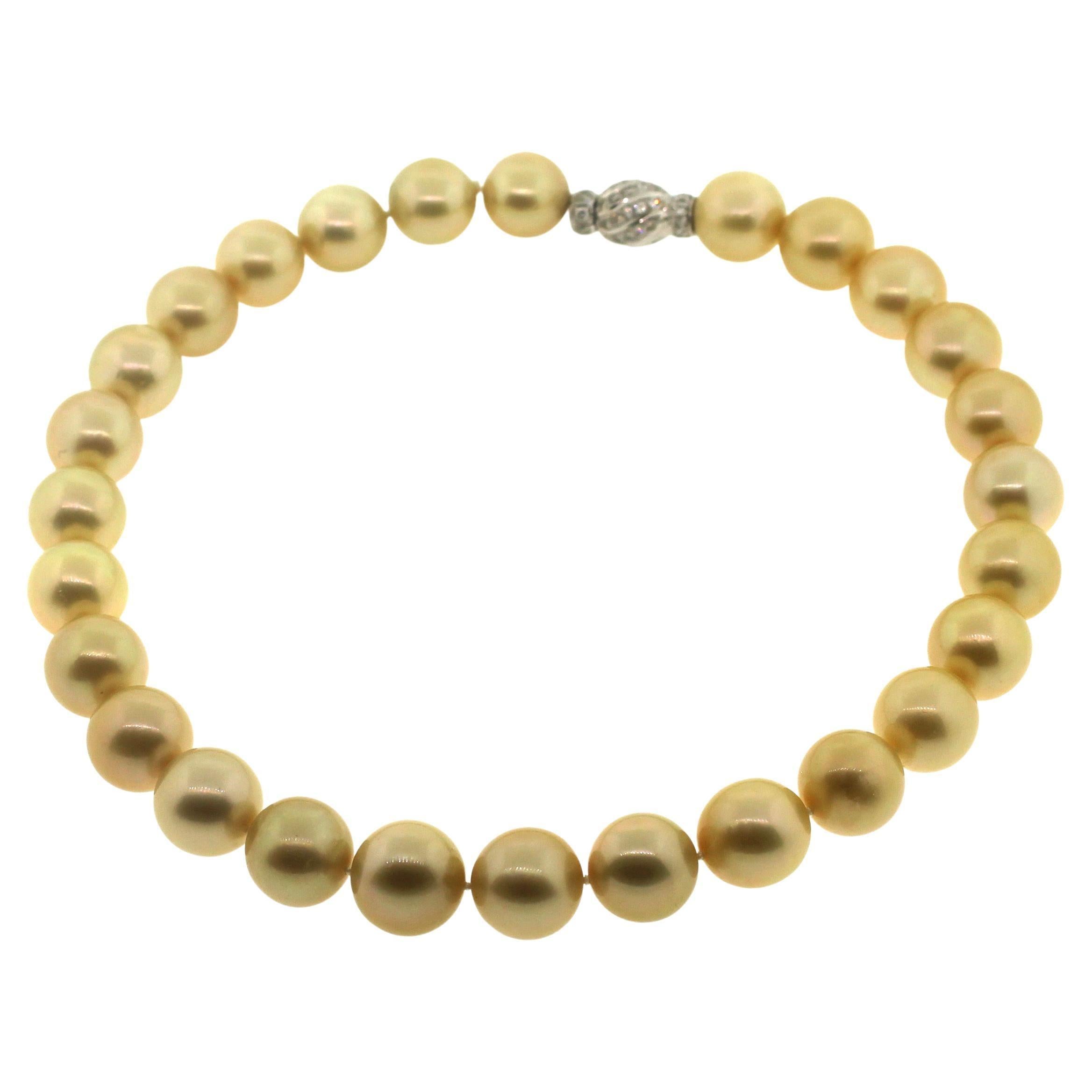 Perle Hakimoto 15.3x13 mm 27 Collier de perles des mers du Sud dorées fermoir en diamant 18K en vente