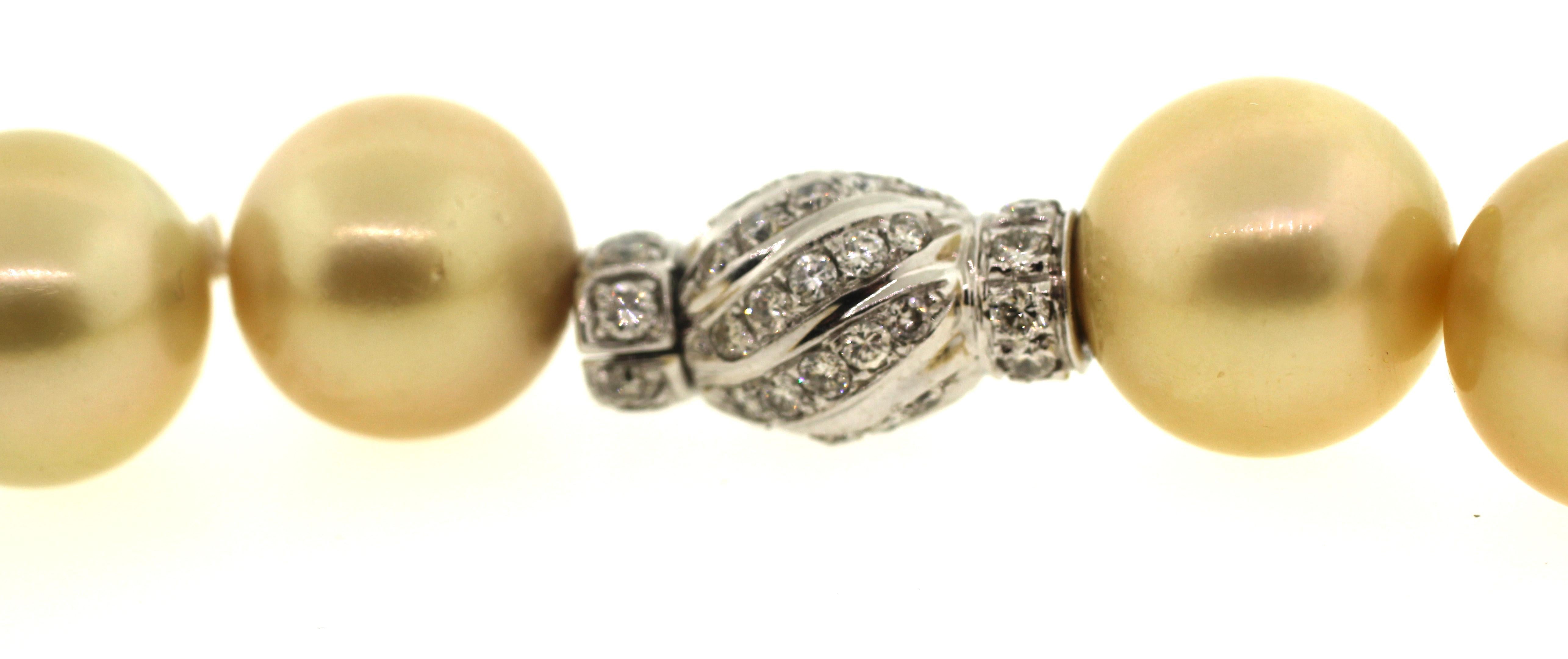 Hakimoto 15.3x13 mm 27 Collier de perles des mers du Sud dorées fermoir en diamant 18K en vente 2