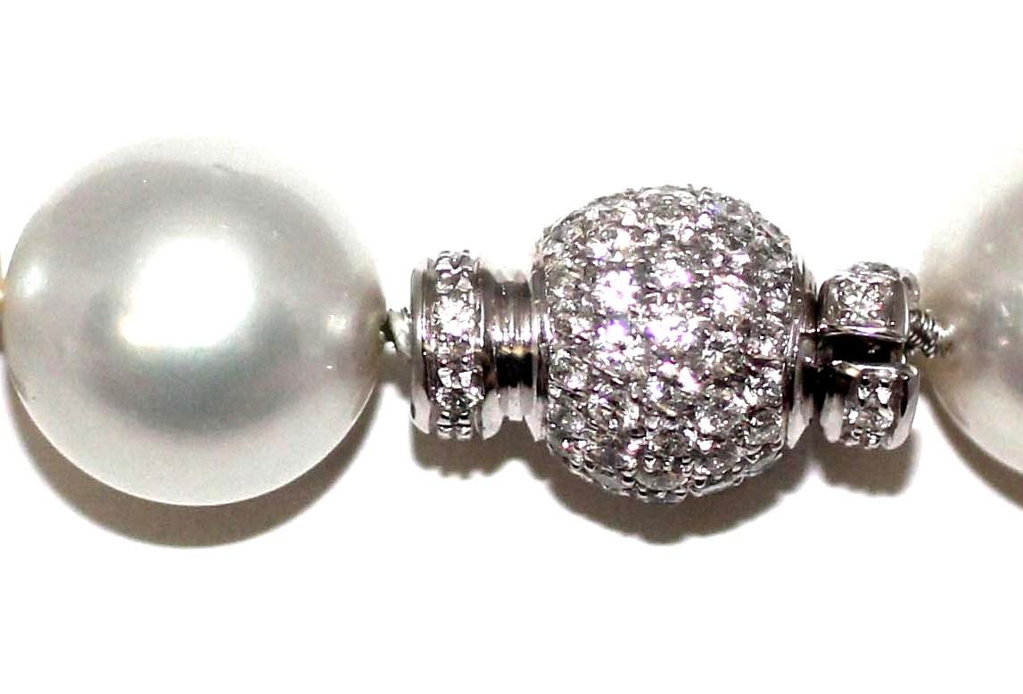 Hakimoto par Jewel Of Ocean 
29 Collier de perles blanches des mers du Sud 16x13mm
Fermoir en or blanc 18K avec 1,79 carats de diamants
Mers du Sud australiennes de haute qualité et à fort lustre, visage propre
17