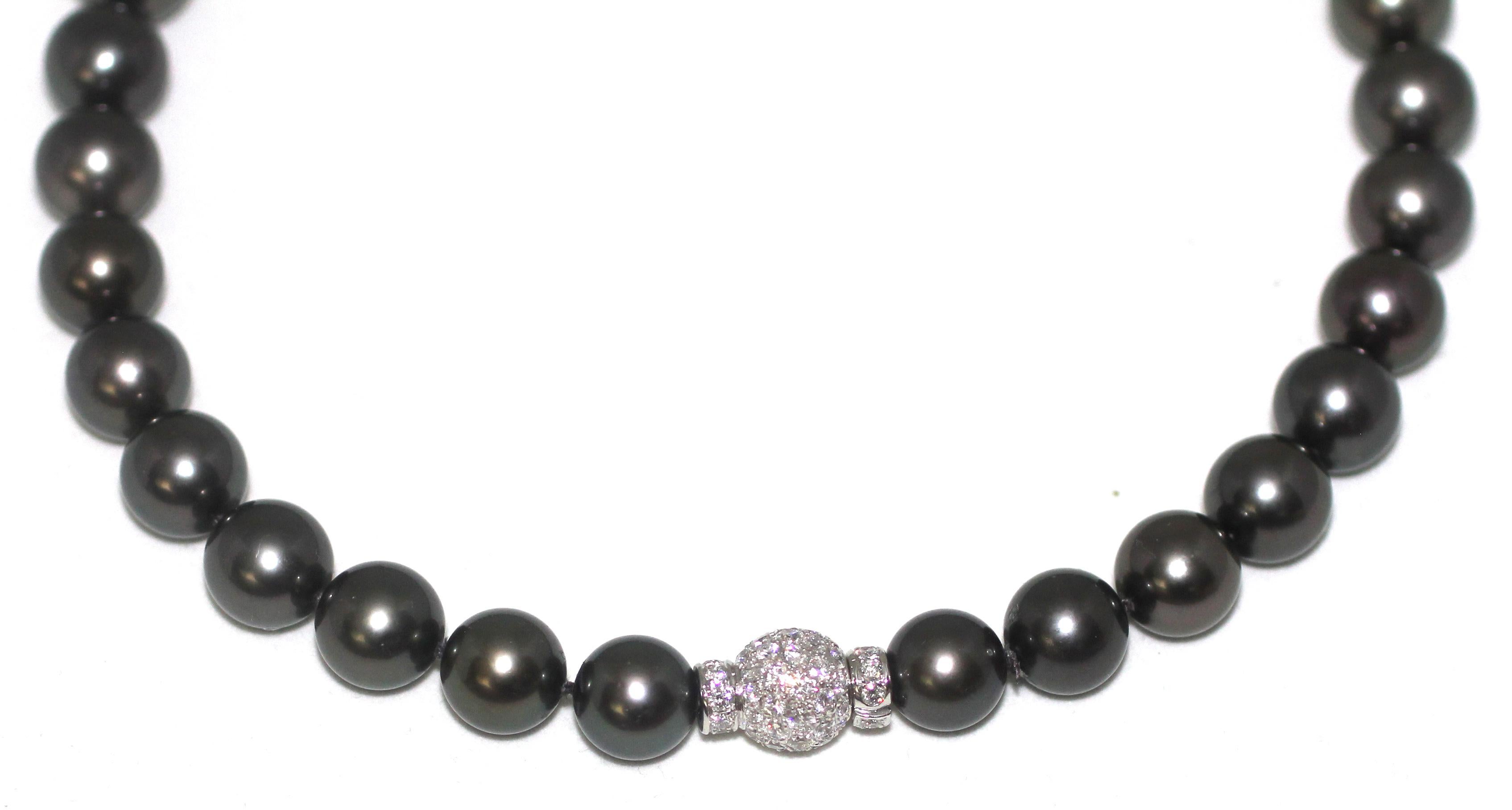 Contemporain Hakimoto Collier de perles noires des mers du Sud de Tahiti de 14 x 11 mm avec fermoir en diamants 18 carats en vente