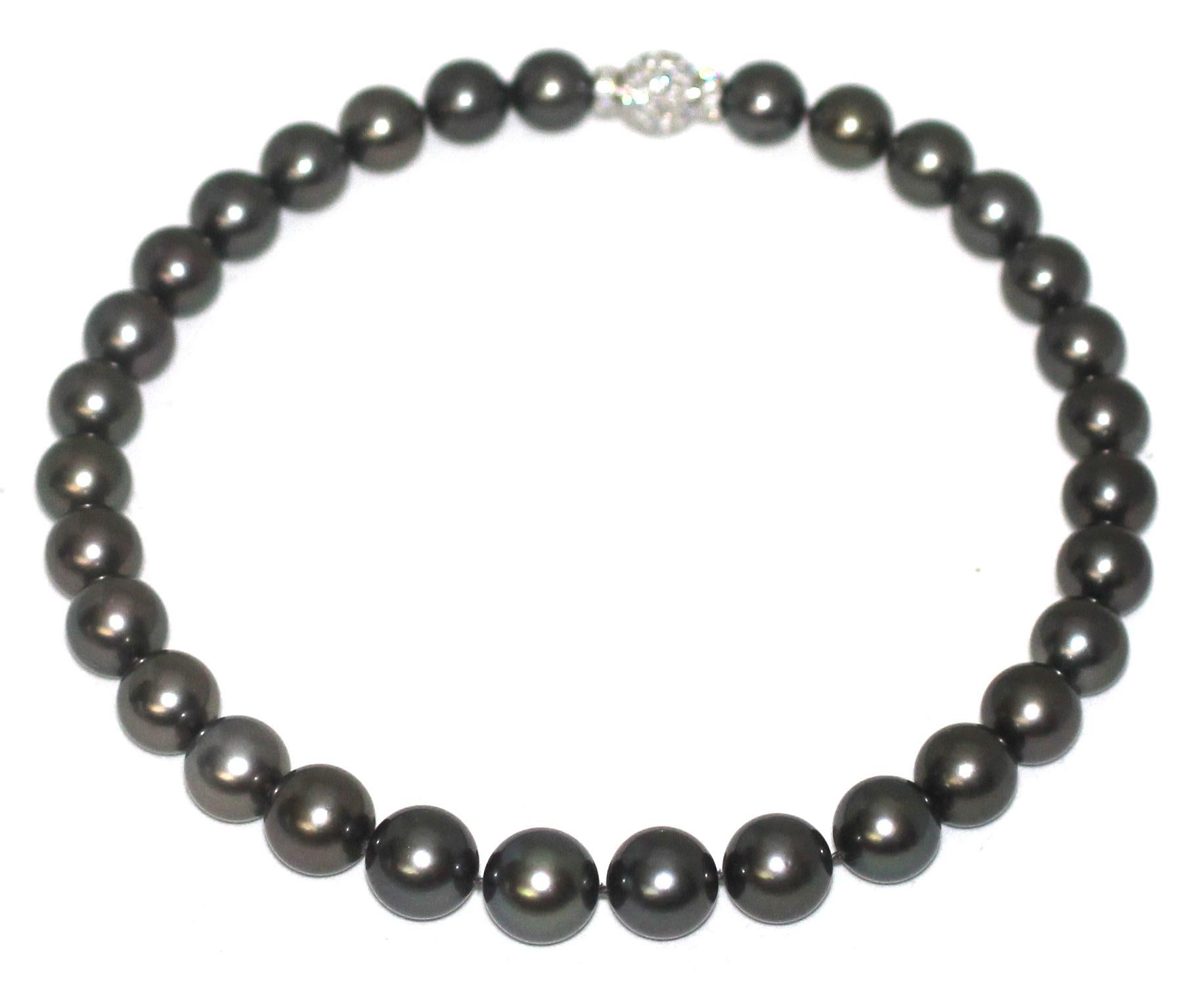 Perle Hakimoto Collier de perles noires des mers du Sud de Tahiti de 14 x 11 mm avec fermoir en diamants 18 carats en vente