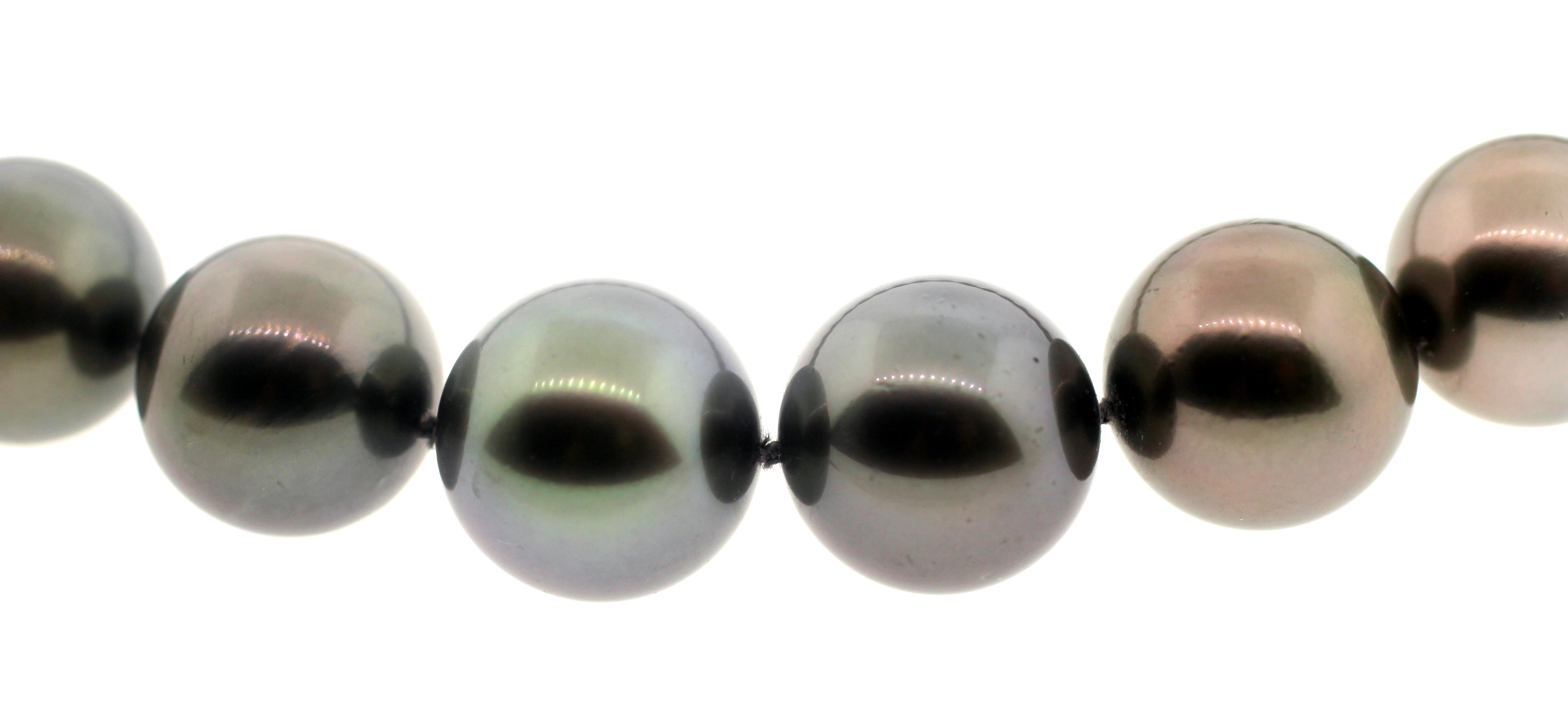 Hakimoto 14x11 mm 31 Black Tahitian South Sea Pearl Necklace, 18K Diamond Clasp In New Condition For Sale In New York, NY